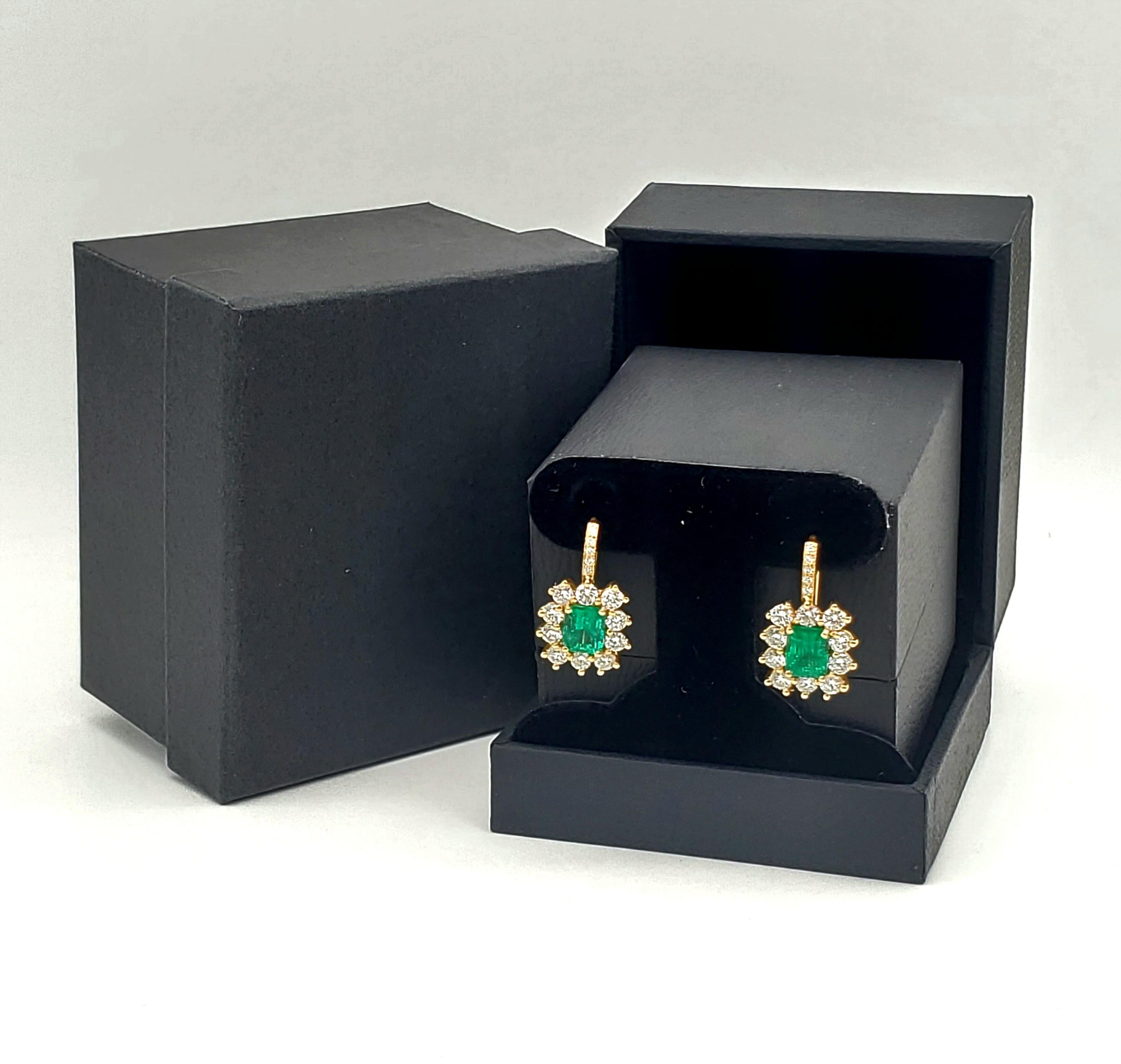 Kolumbianische Smaragd-Diamanten-Ohrringe aus 18 Karat Gelbgold mit 4,92 Karat (Smaragdschliff) im Angebot