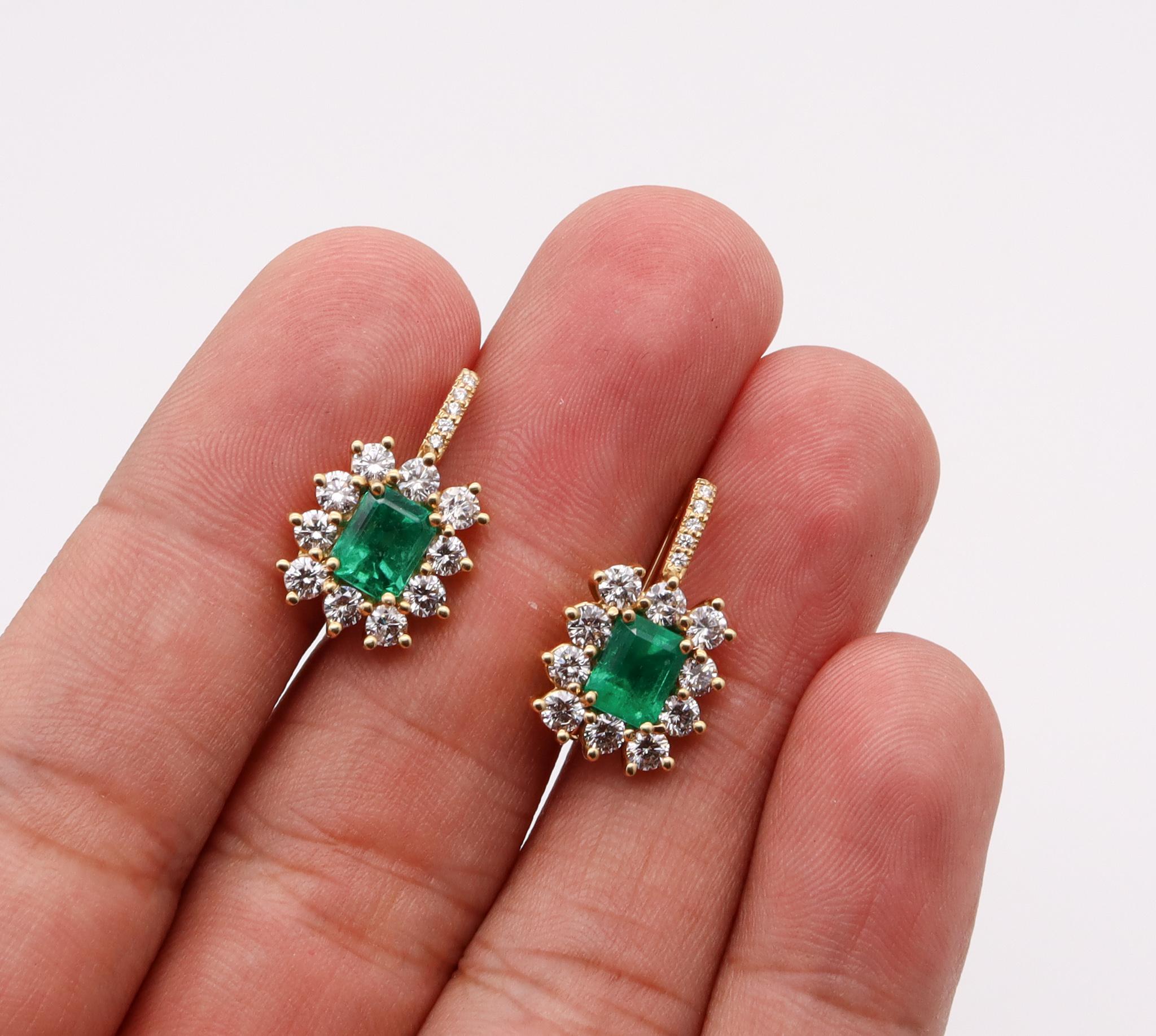 Colombian Emerald Diamonds Earrings In 18Kt Yellow Gold With 4.92 Carats In Excellent Condition For Sale In Miami, FL