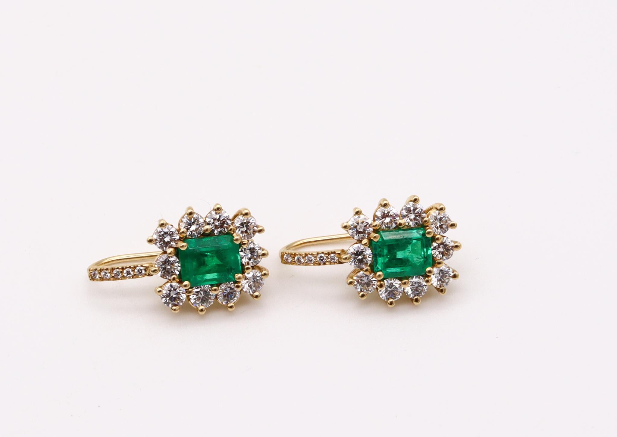 Colombian Emerald Diamonds Earrings In 18Kt Yellow Gold With 4.92 Carats For Sale 2