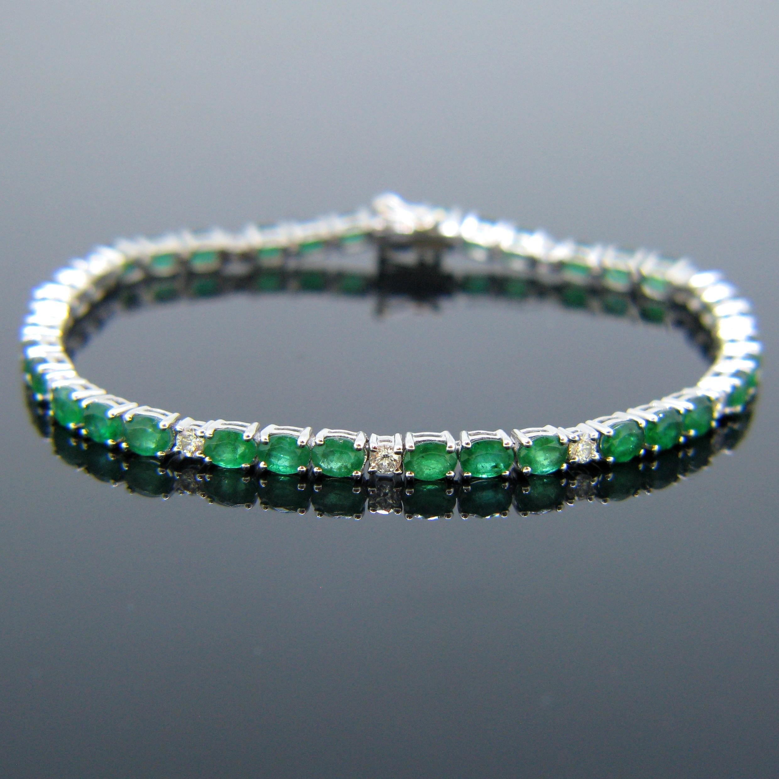 This beautiful line bracelet is made in 18kt white gold. It is adorned with 36 oval cut colombian emerald for a total carat weight of around 4.30ct and with 12 brilliant cut diamonds. It is controlled with the French eagle’s head and it is in very