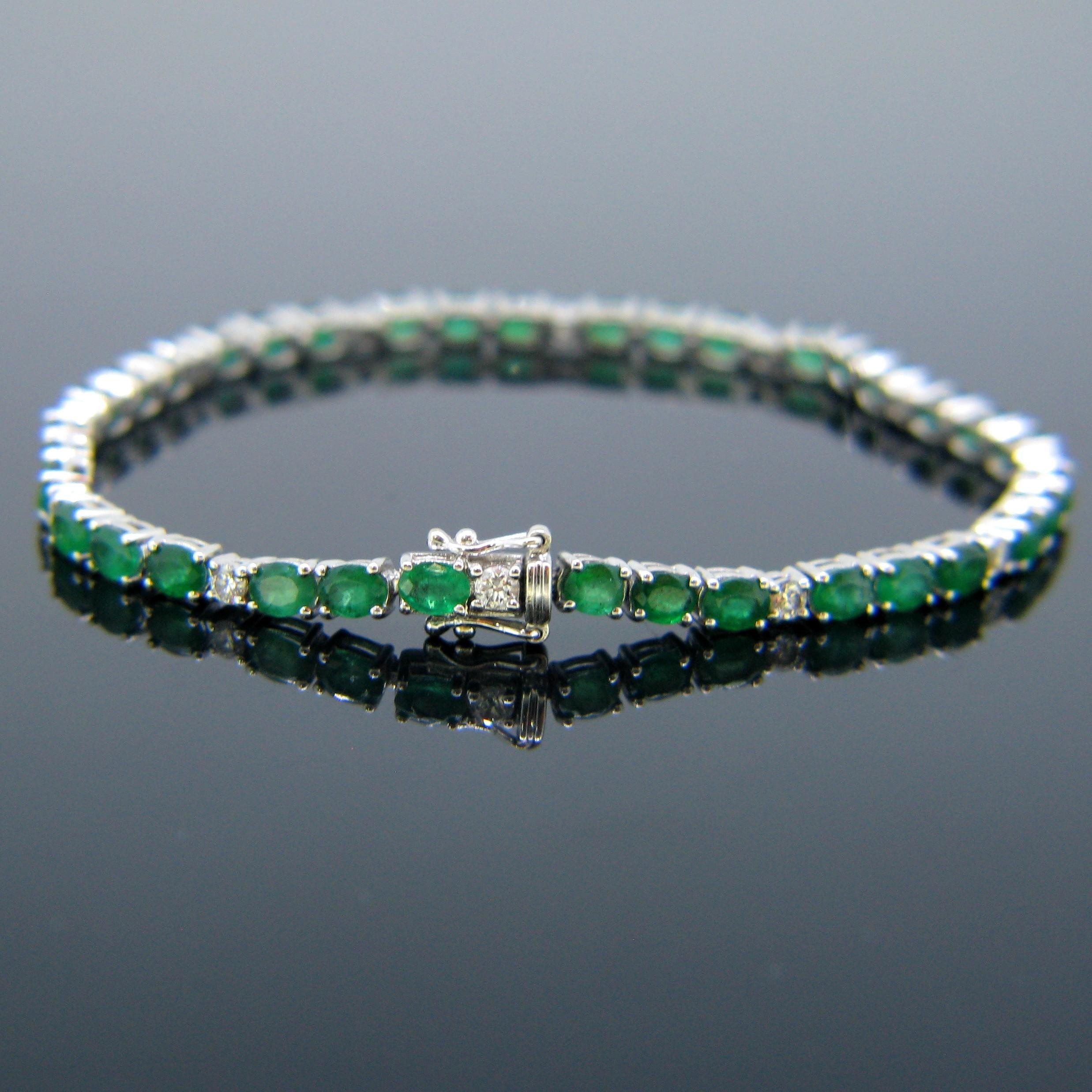 Colombian Emerald Diamonds Tennis Line White Gold Bracelet In Good Condition In London, GB