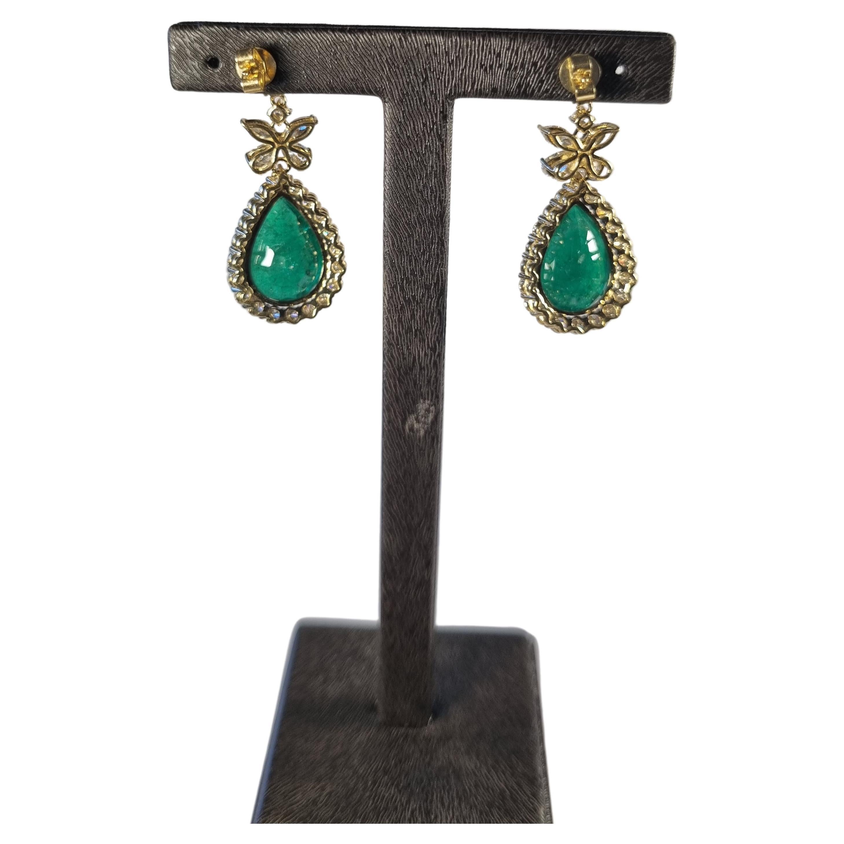 Contemporary Colombian Emerald Earrings with Diamonds and Yellow Gold For Sale