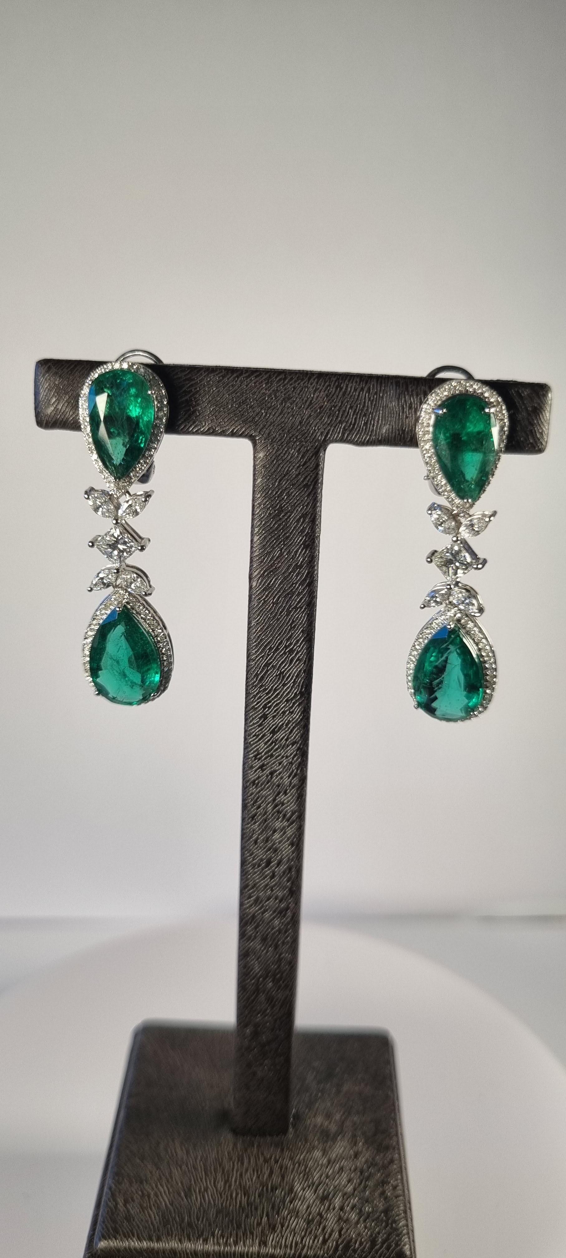 Contemporary Colombian Emerald Earrings with Diamonds and Yellow Gold For Sale