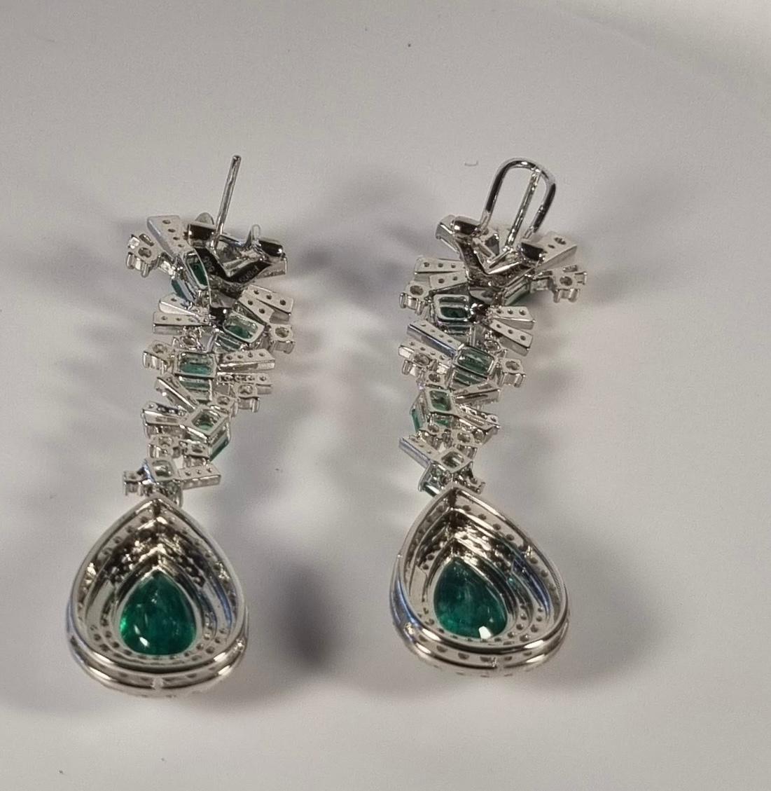 Contemporary Colombian Emerald Earrings with Diamonds in 18k white Gold For Sale