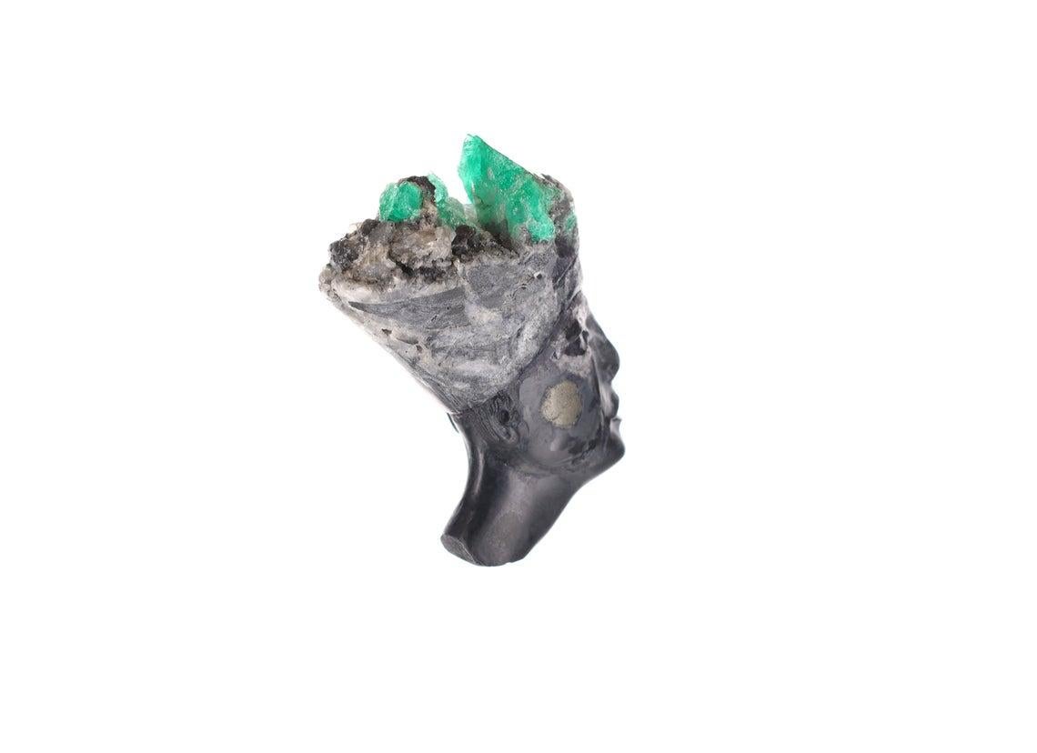 kolumbianische Smaragd-Skulptur ägyptische Göttin aus Rohkristall für Damen oder Herren im Angebot