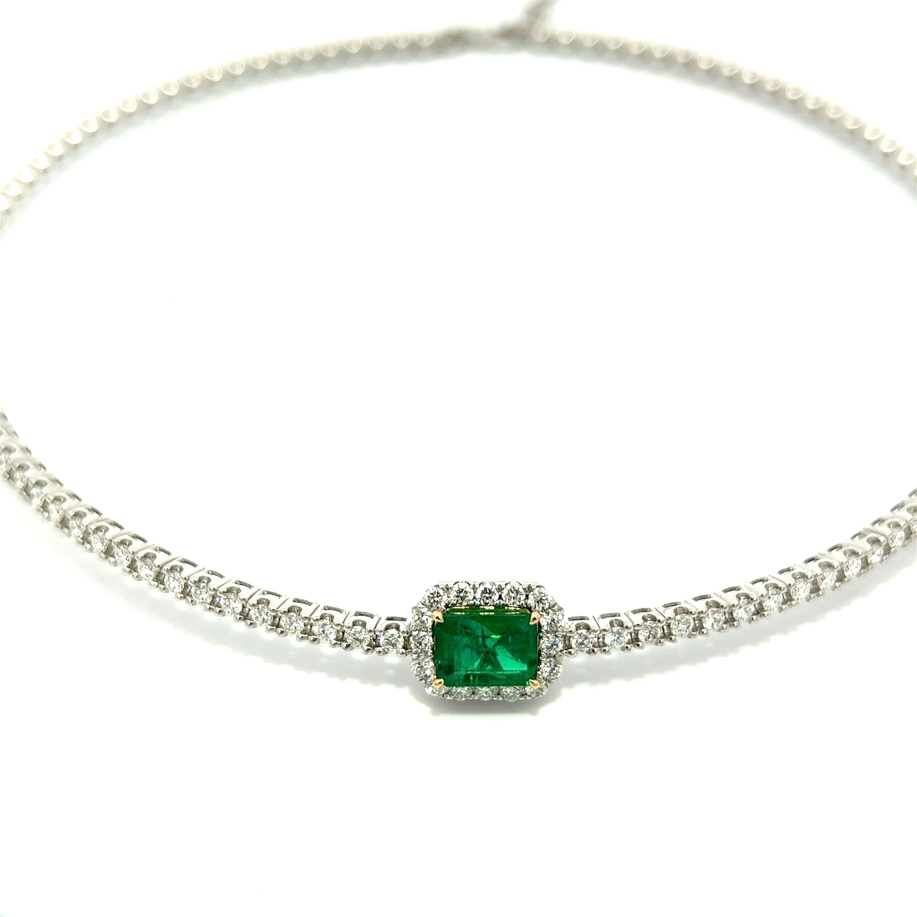 Add a touch of elegance to your jewelry collection with this stunning choker featuring a breathtaking Colombian emerald in an emerald cut, accompanied by diamonds on either side. The emerald has a weight of 1.67 CT and the diamonds are equivalent to