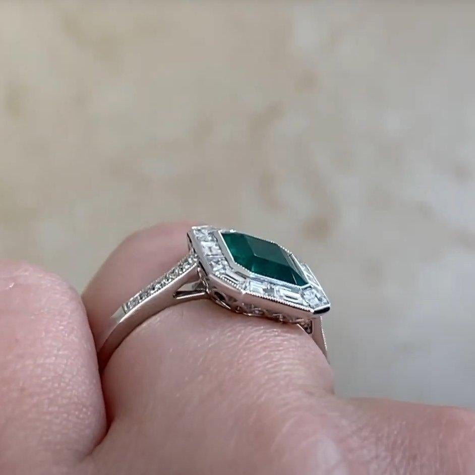 Taille émeraude Bague de fiançailles en émeraude de Colombie (AGL environ 1,00 carat), halo de diamants en vente