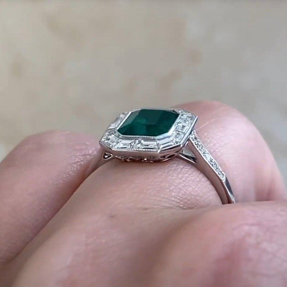 Bague de fiançailles en émeraude de Colombie (AGL environ 1,00 carat), halo de diamants Excellent état - En vente à New York, NY