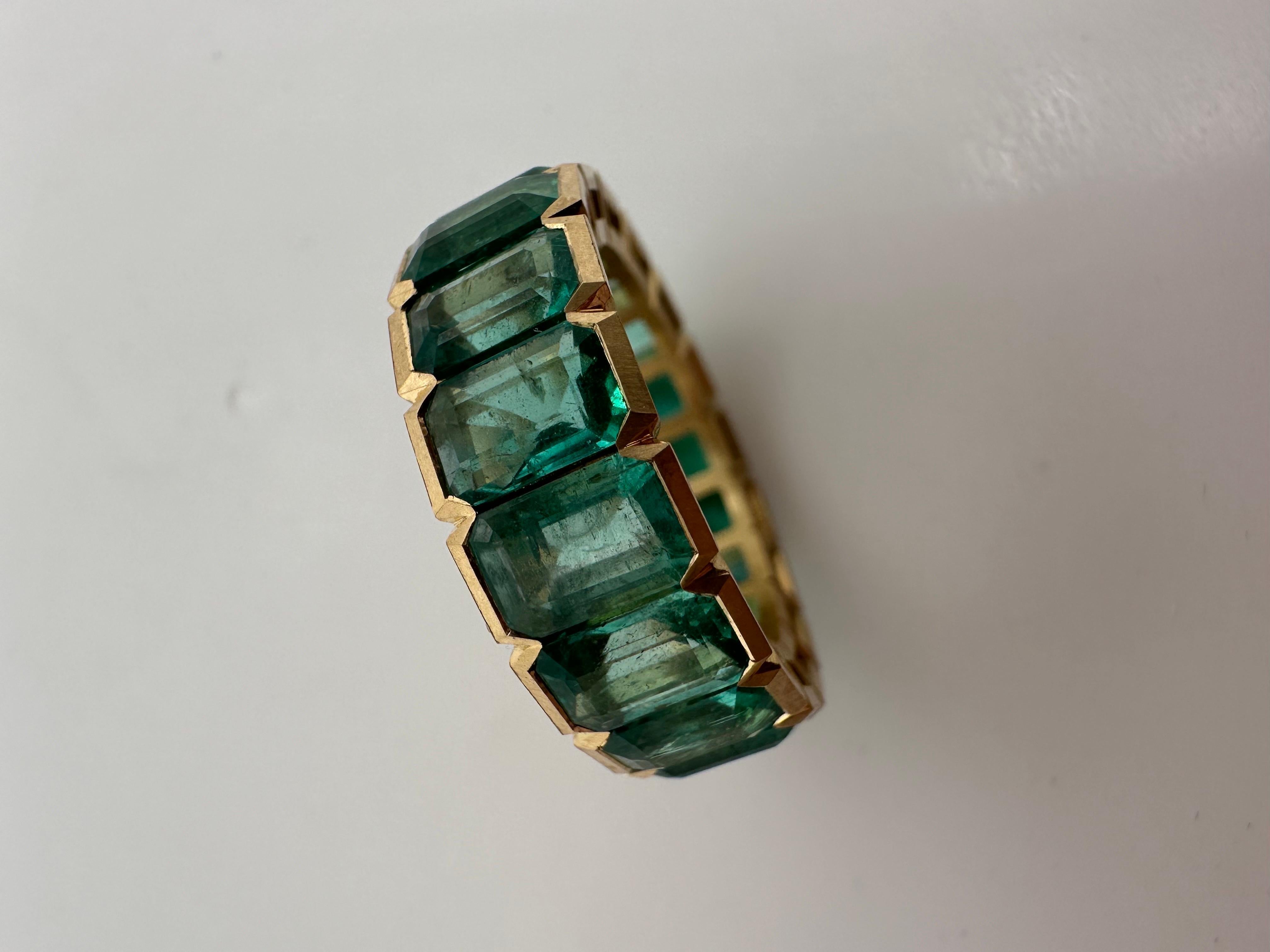 Colombian emerald eternity ring 18KT matte finish yellow gold In New Condition For Sale In Boca Raton, FL