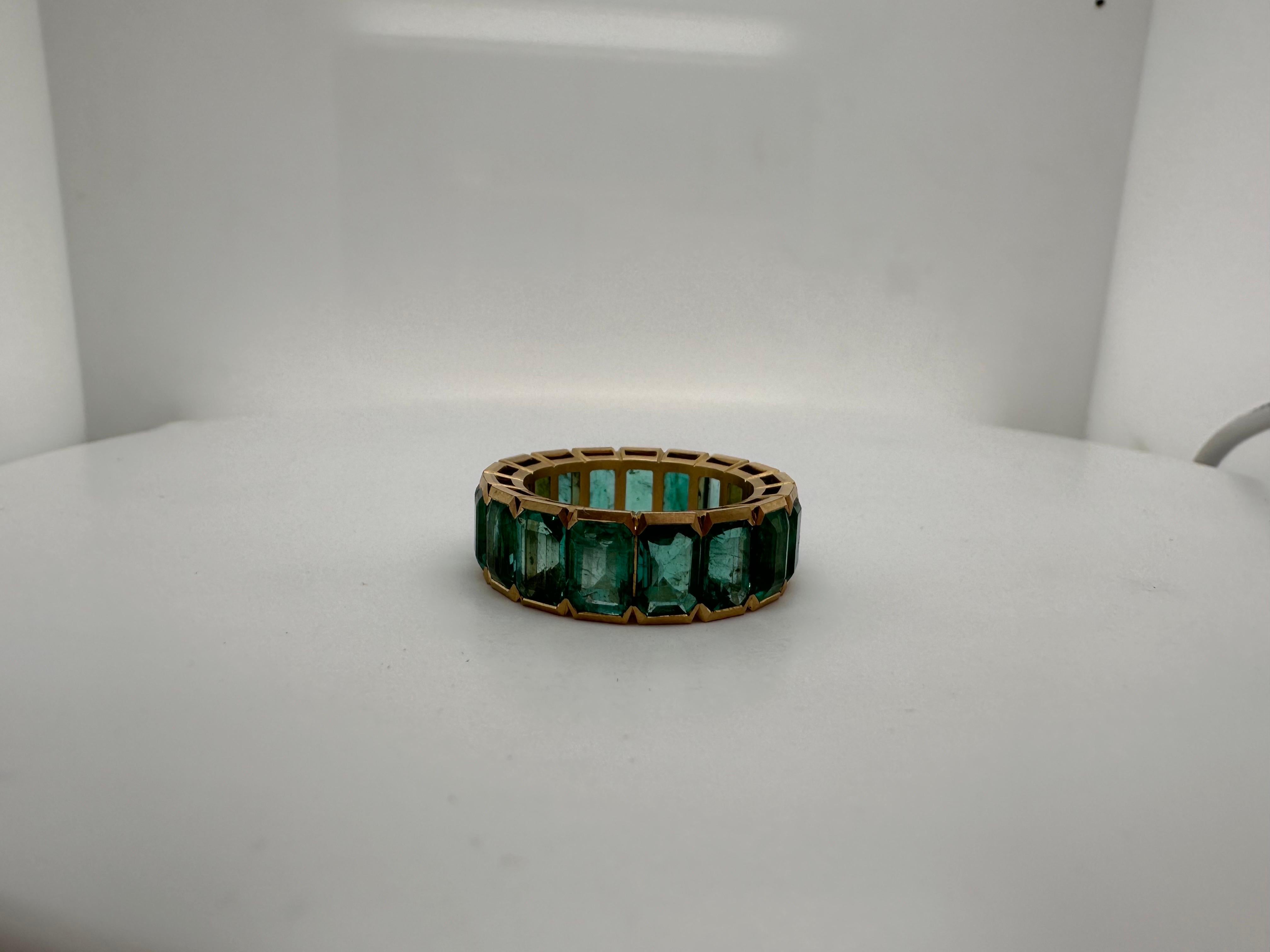 Colombian emerald eternity ring 18KT matte finish yellow gold For Sale 1