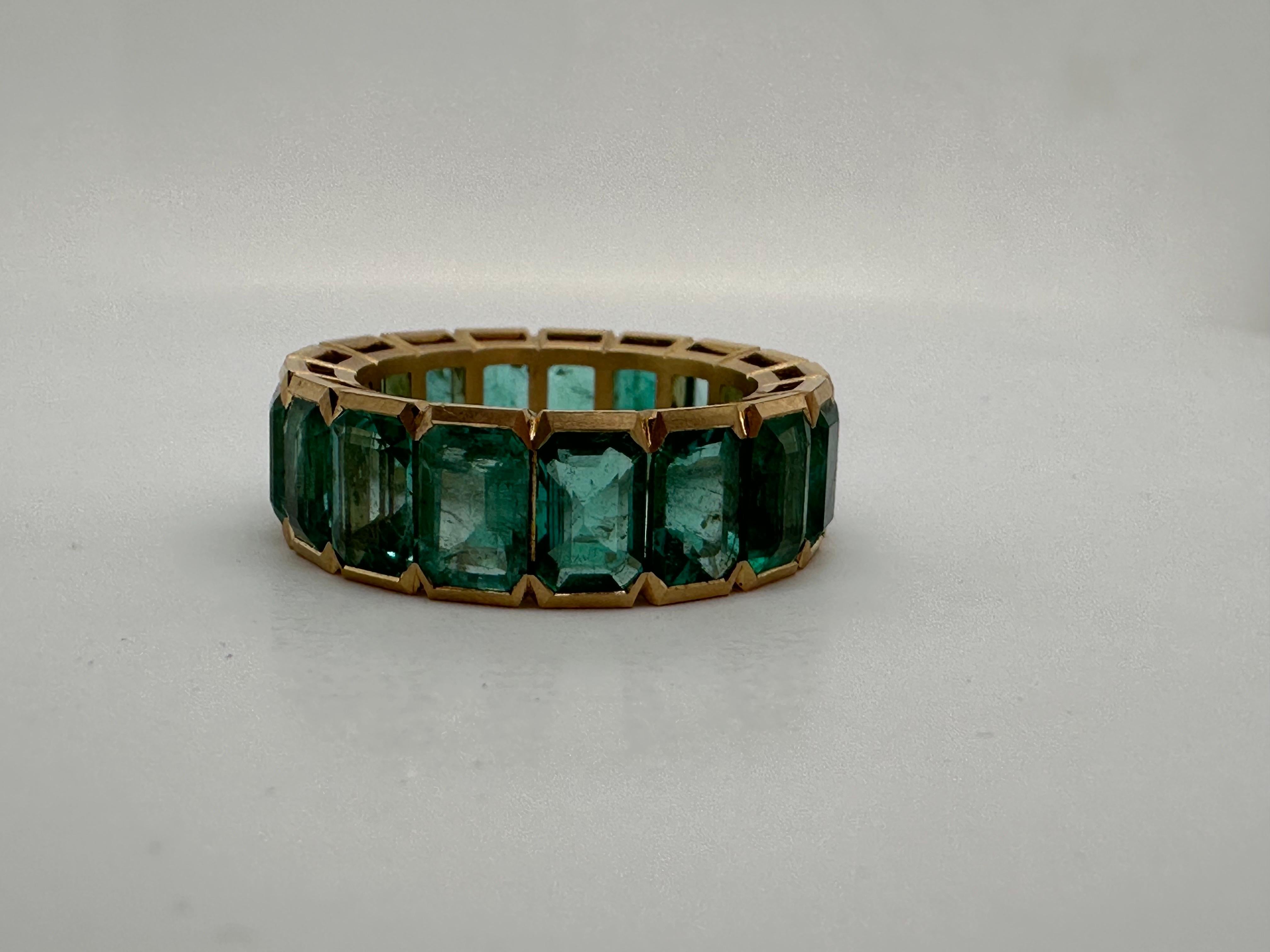 Colombian emerald eternity ring 18KT matte finish yellow gold For Sale 2