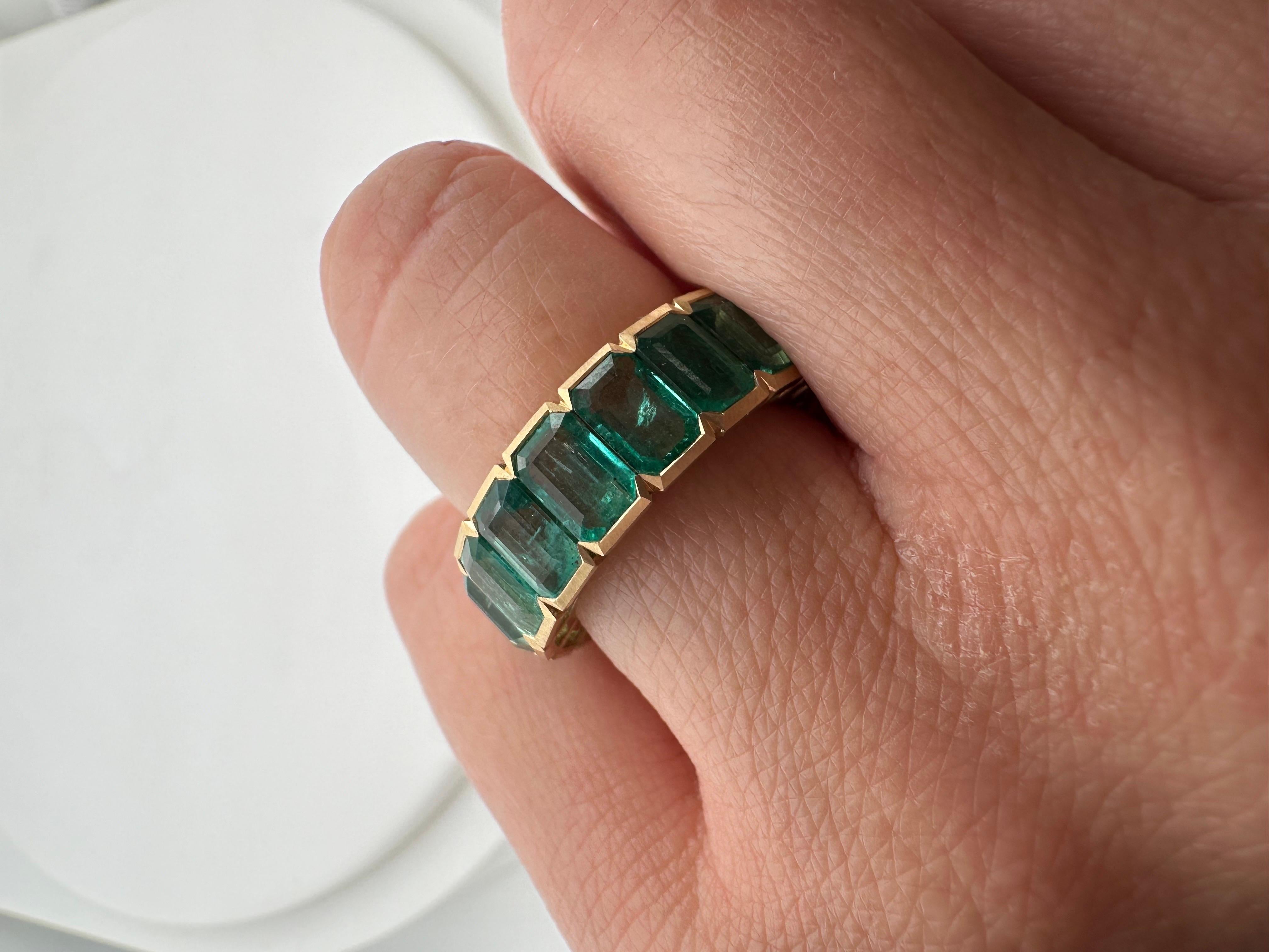 Colombian emerald eternity ring 18KT matte finish yellow gold For Sale 3