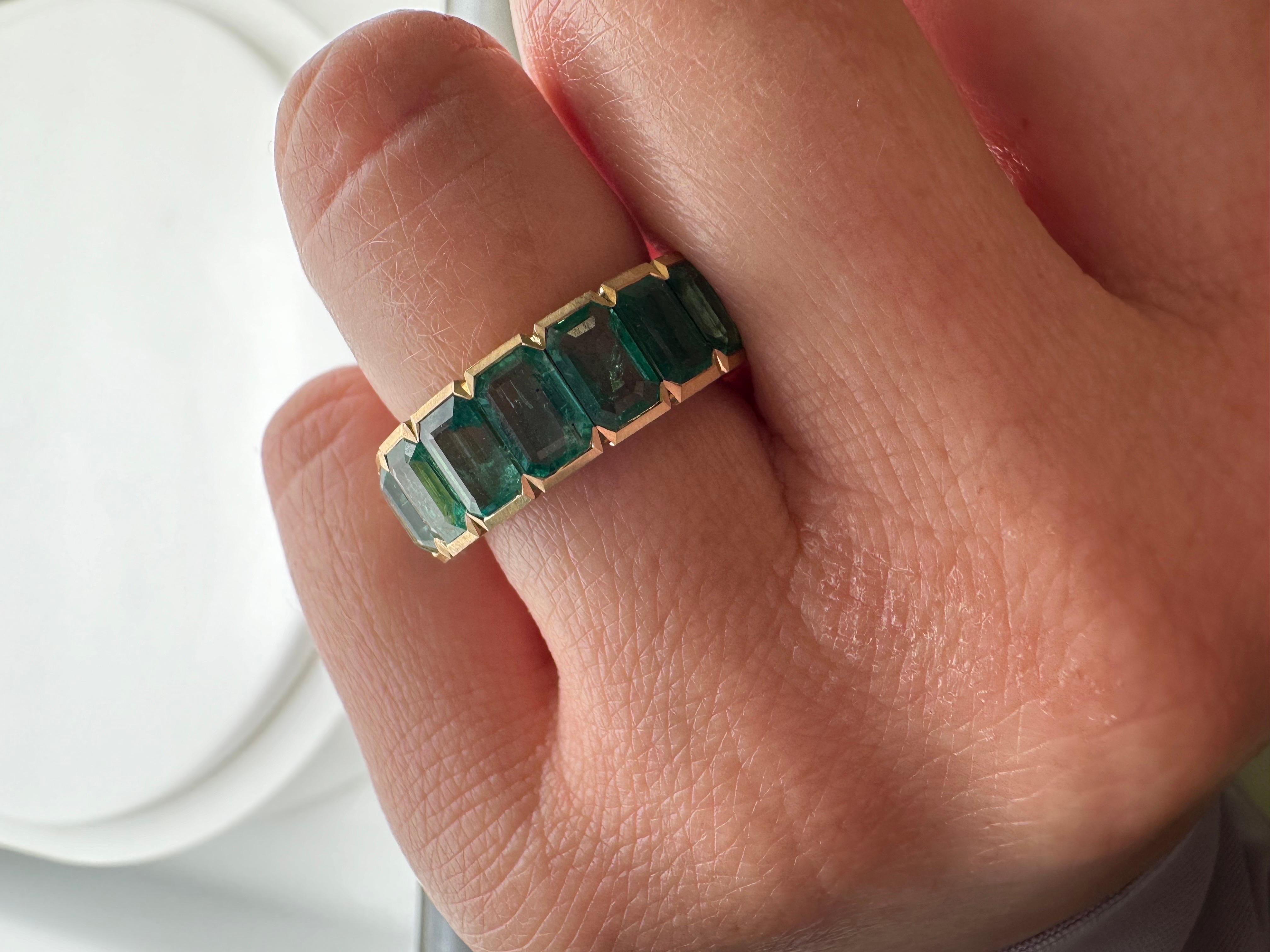 Colombian emerald eternity ring 18KT matte finish yellow gold For Sale 4