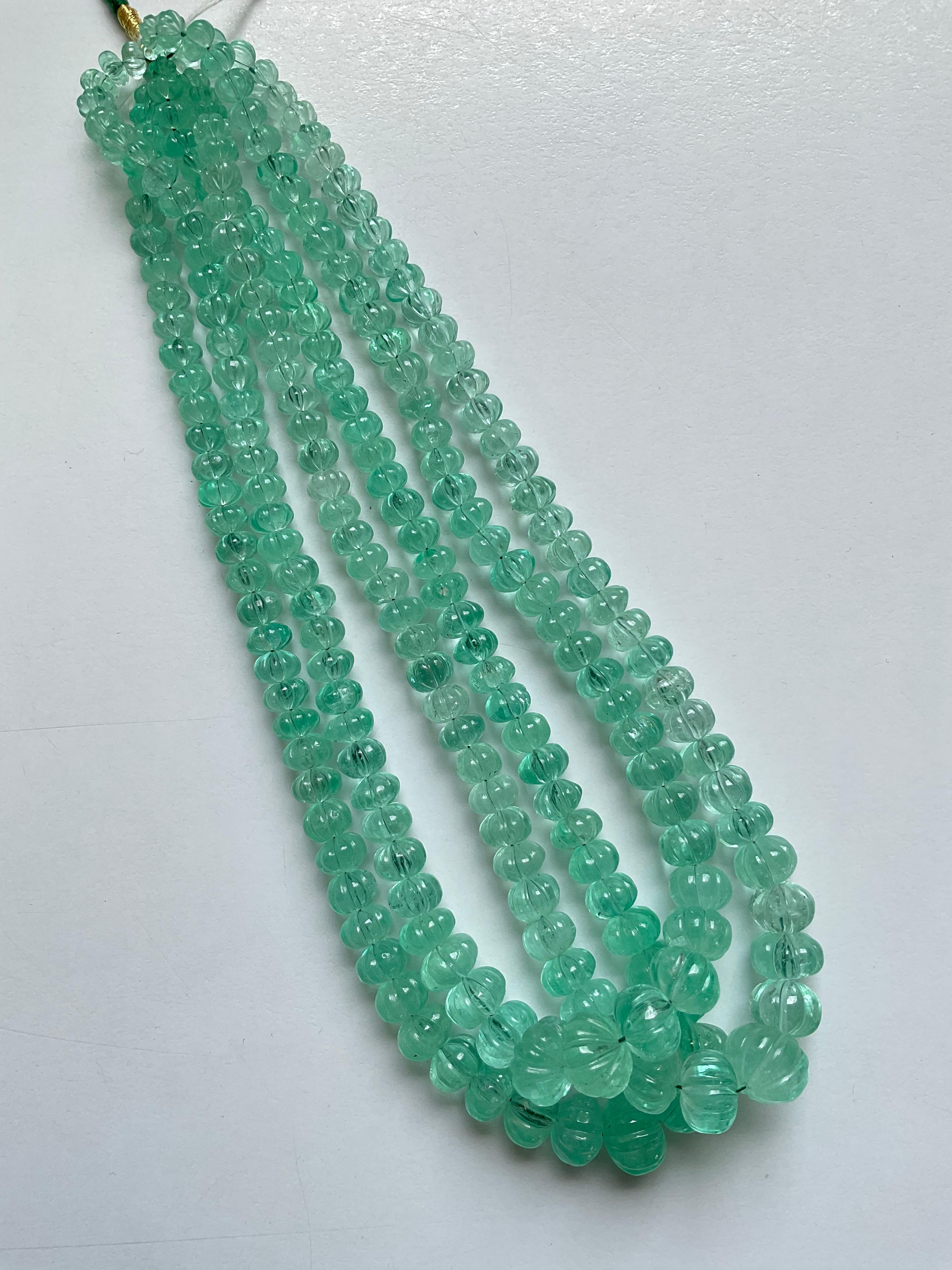 Kolumbianischer Smaragd geriffelter Perlenschmuck-Halskette in Edelsteinqualität mit Melonenperlen für Damen oder Herren