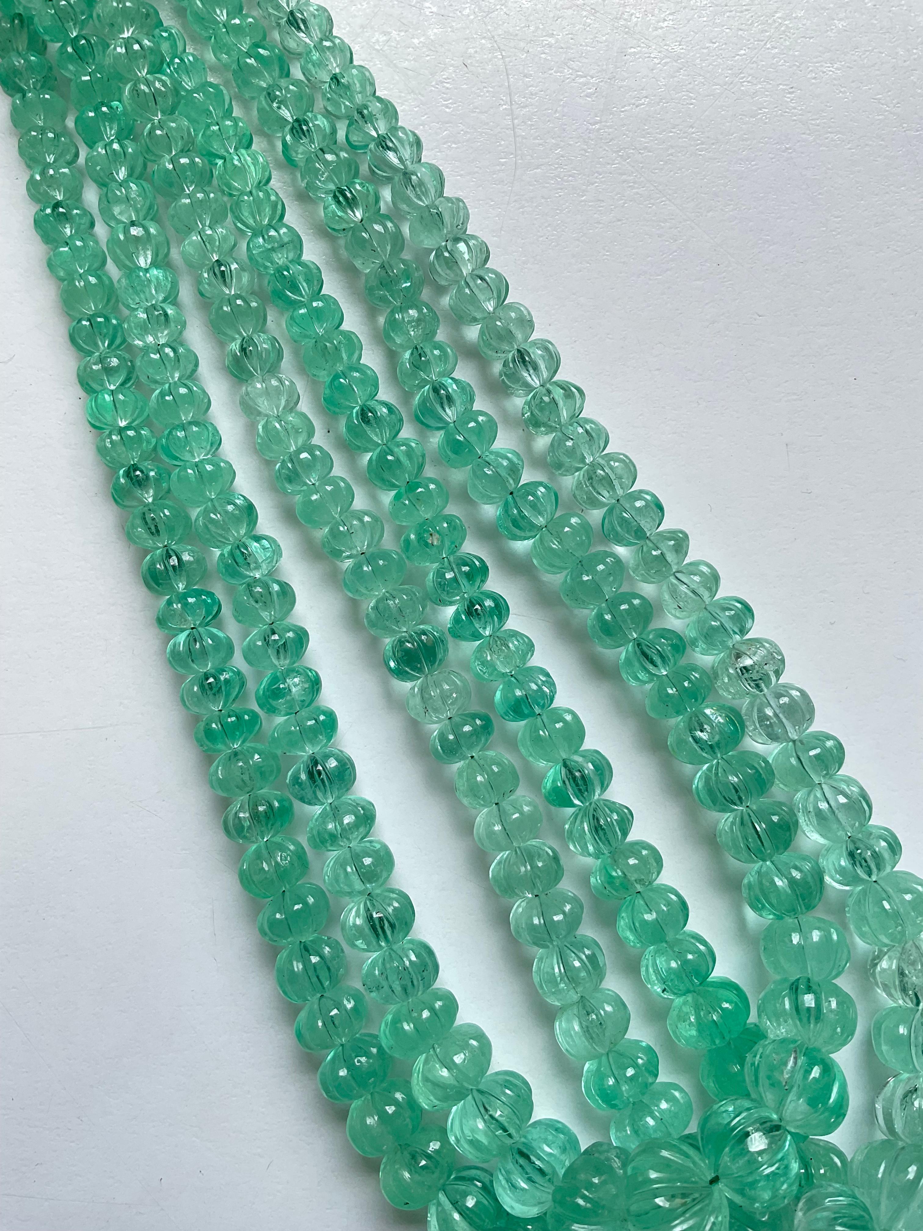 Kolumbianischer Smaragd geriffelter Perlenschmuck-Halskette in Edelsteinqualität mit Melonenperlen 1