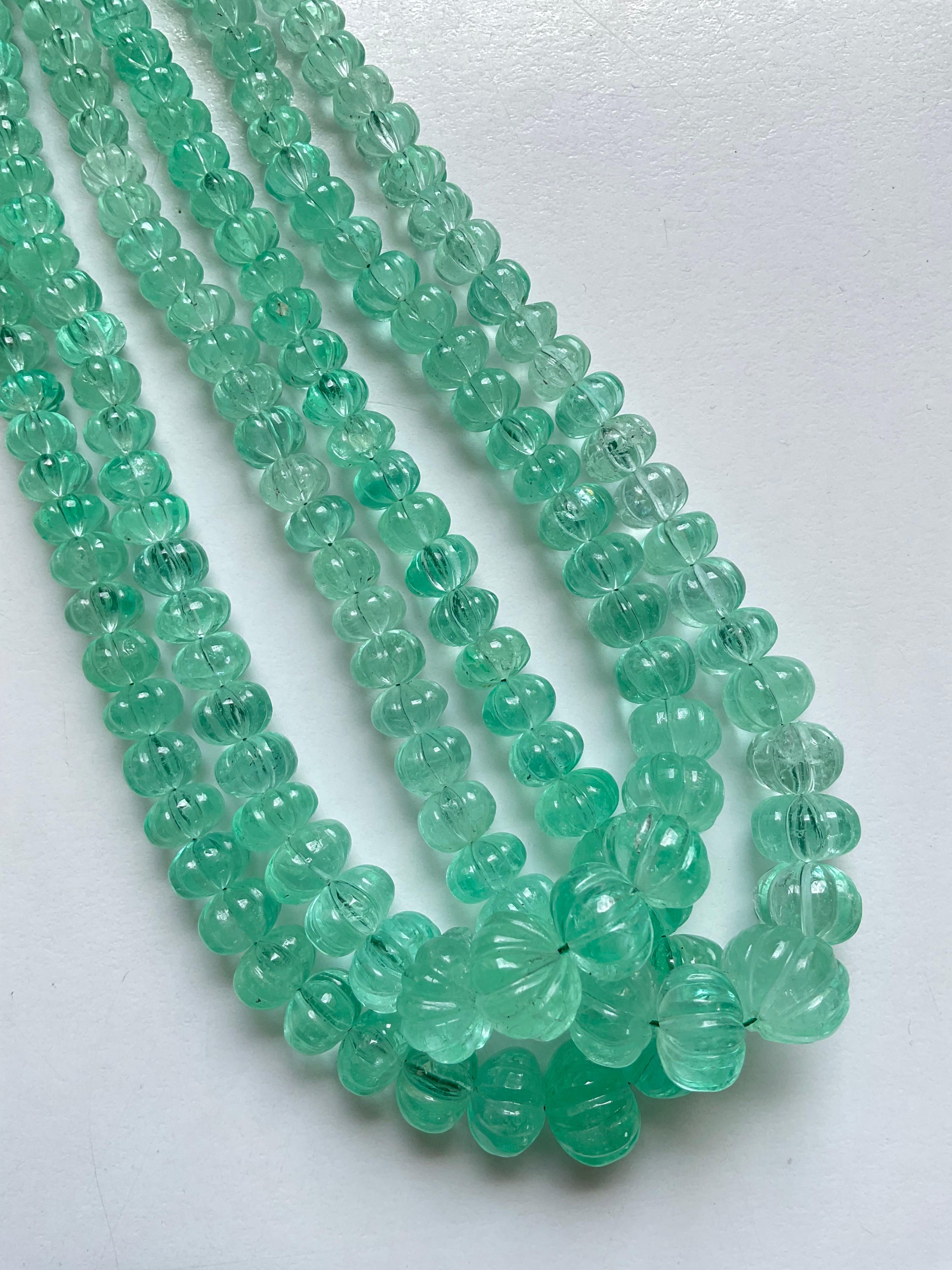 Kolumbianischer Smaragd geriffelter Perlenschmuck-Halskette in Edelsteinqualität mit Melonenperlen 2