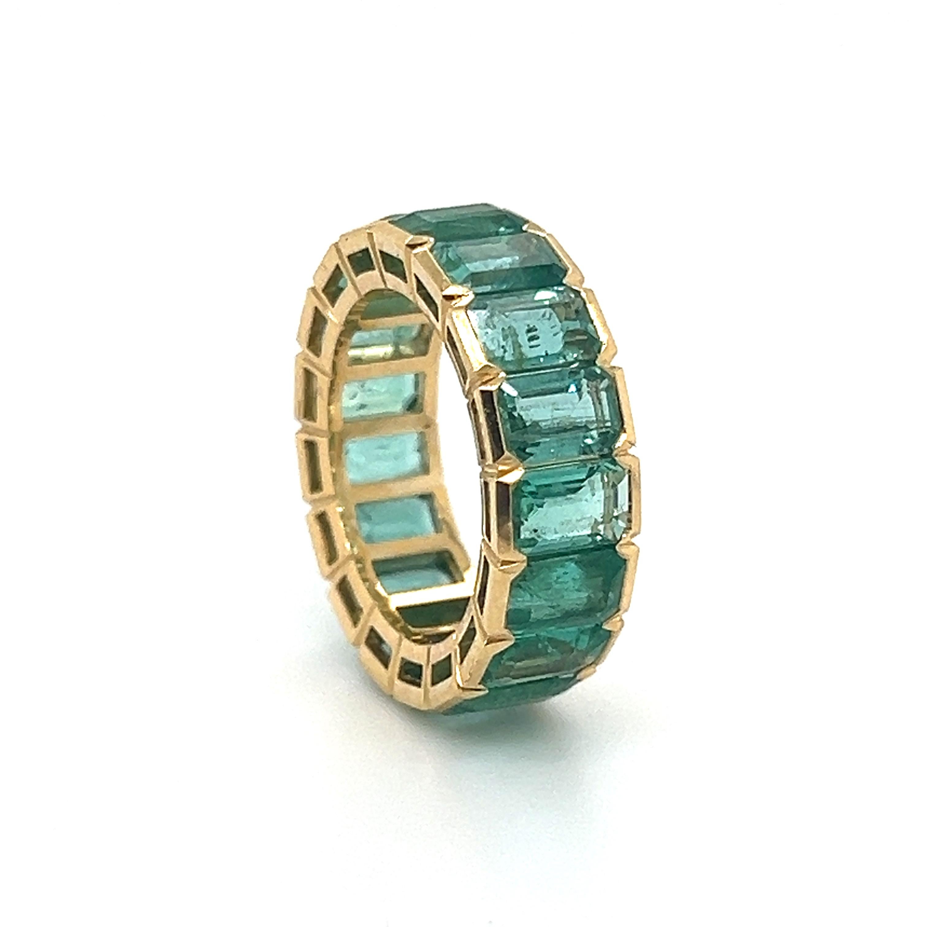Contemporary Colombian Emerald Gemstone 9.35 Carat Bezel Set Eternity Ring 18k Yellow Gold  For Sale