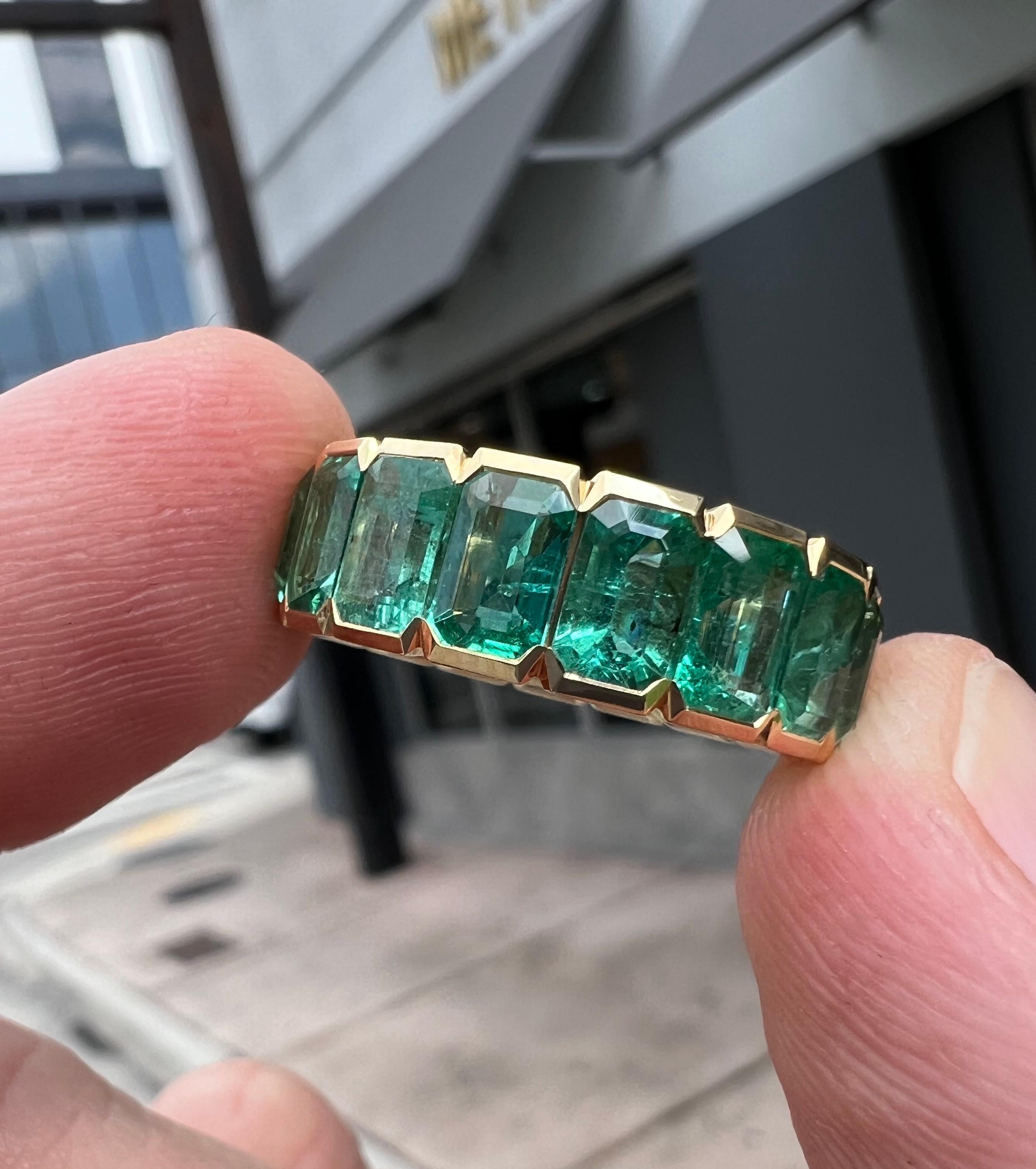 Colombian Emerald Gemstone 9.35 Carat Bezel Set Eternity Ring 18k Yellow Gold  In New Condition For Sale In MIAMI, FL