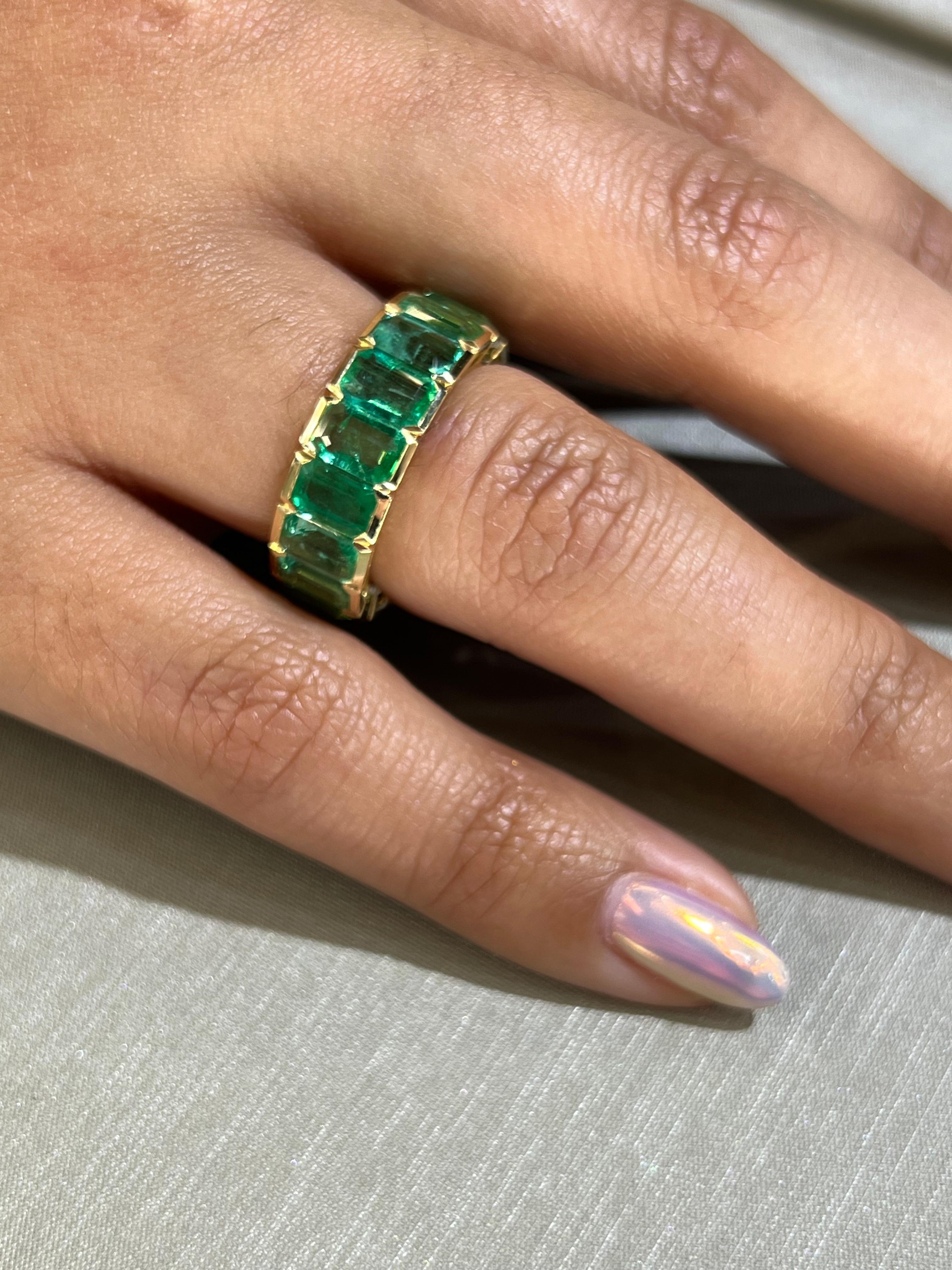 Women's or Men's Colombian Emerald Gemstone 9.35 Carat Bezel Set Eternity Ring 18k Yellow Gold  For Sale