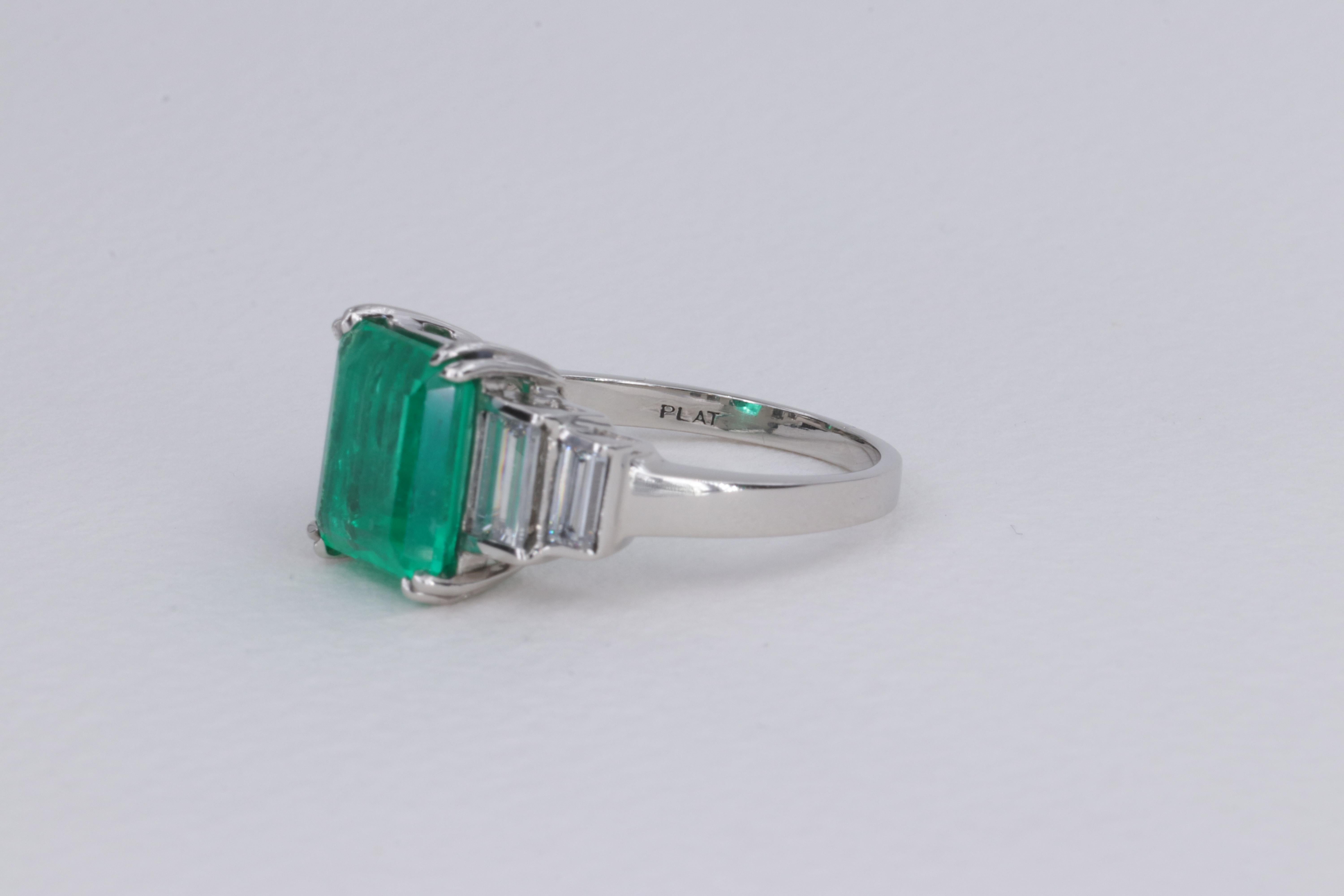 Women's or Men's Colombian Emerald GIA and Baguette Diamond 5 Stone Platinum Ring For Sale