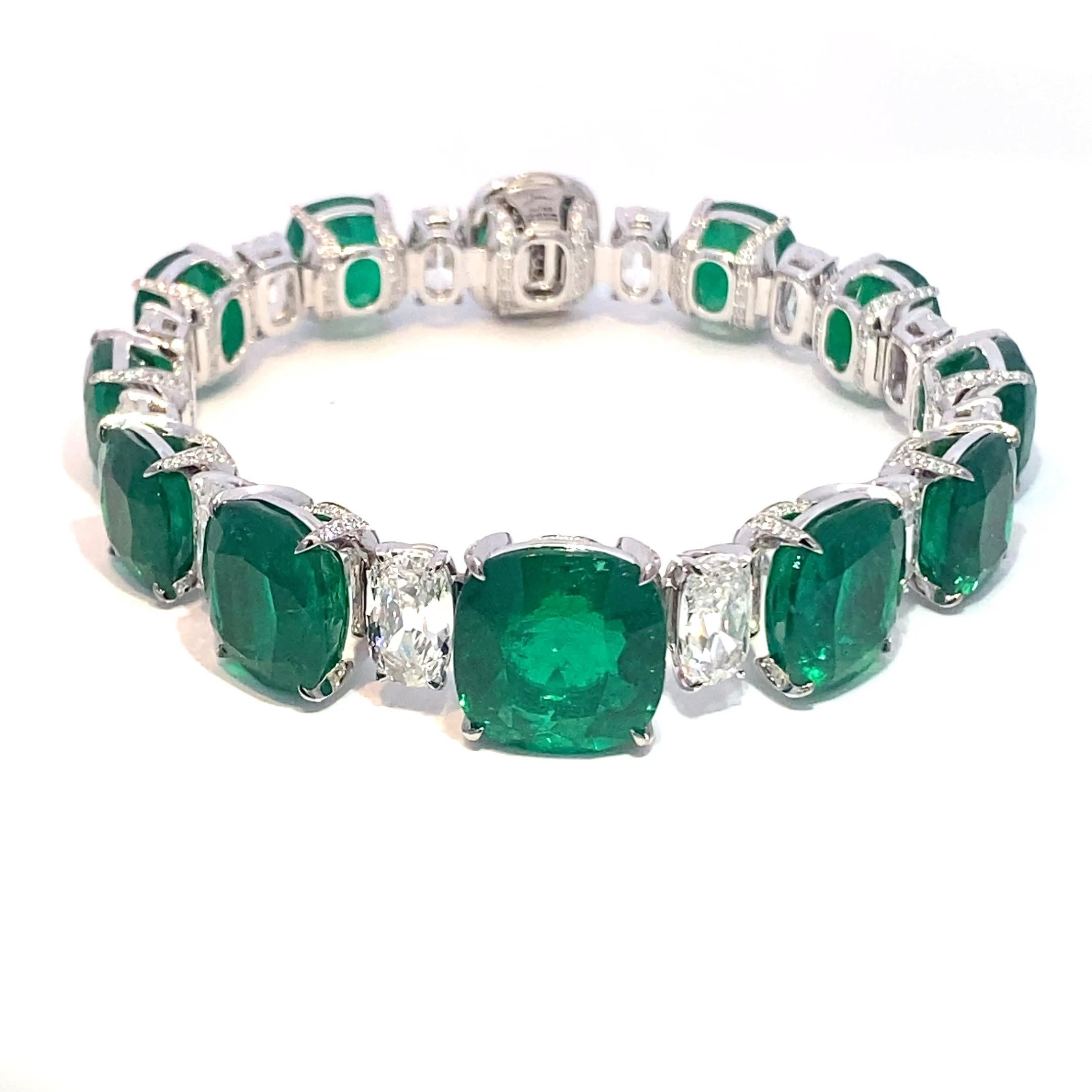 Una creazione da museo di eccezionale raffinatezza, questo bracciale di alta gioielleria presenta una straordinaria suite di 11 smeraldi colombiani, tutti certificati Gübelin e trattati delicatamente con olio minore. Tagliati a forma di cuscino per
