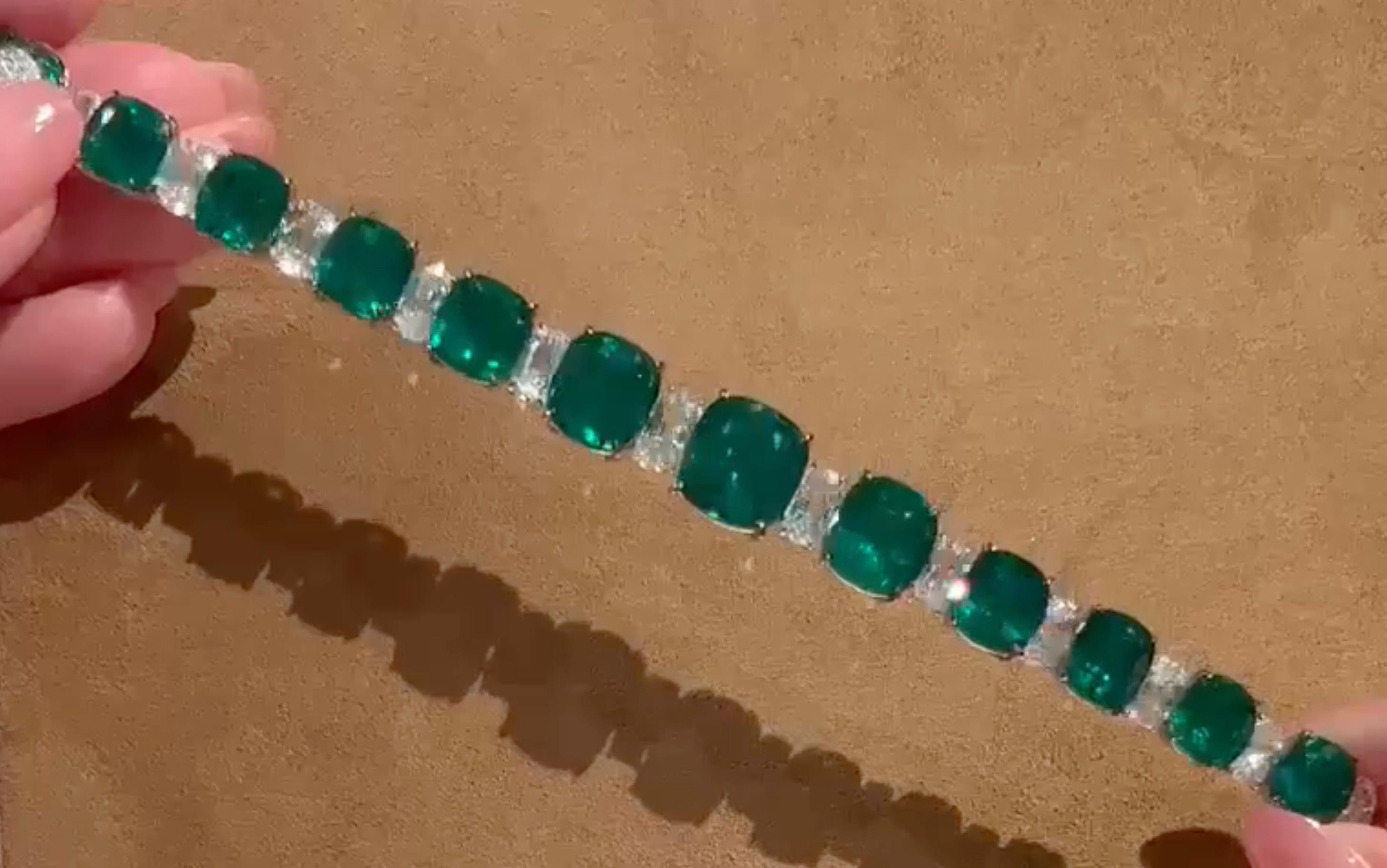 Esmeralda colombiana y pulsera de diamantes GIA en oro blanco de 18 quilates, certificado Gübelin Moderno en venta