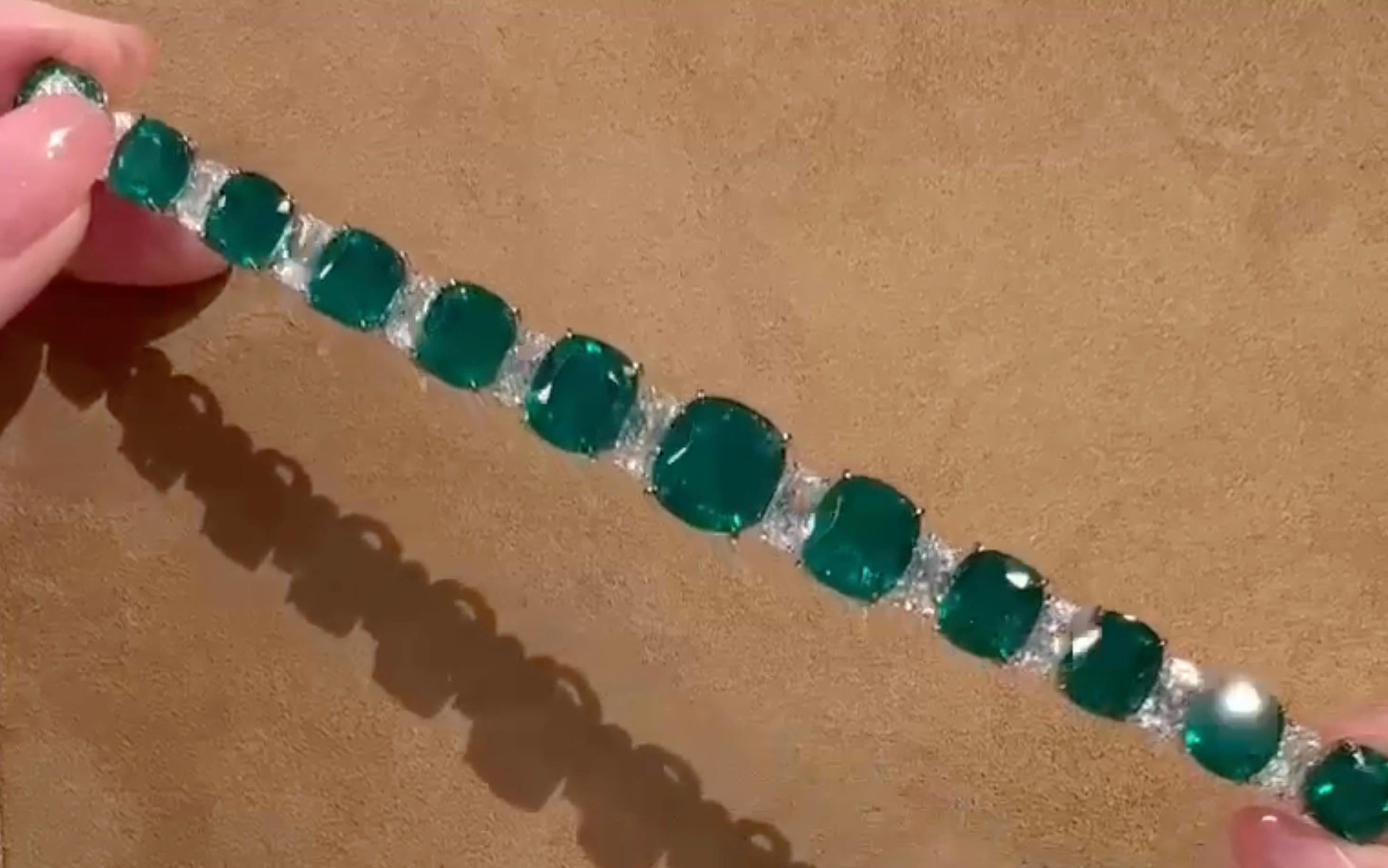 Esmeralda colombiana y pulsera de diamantes GIA en oro blanco de 18 quilates, certificado Gübelin Corte cojín en venta