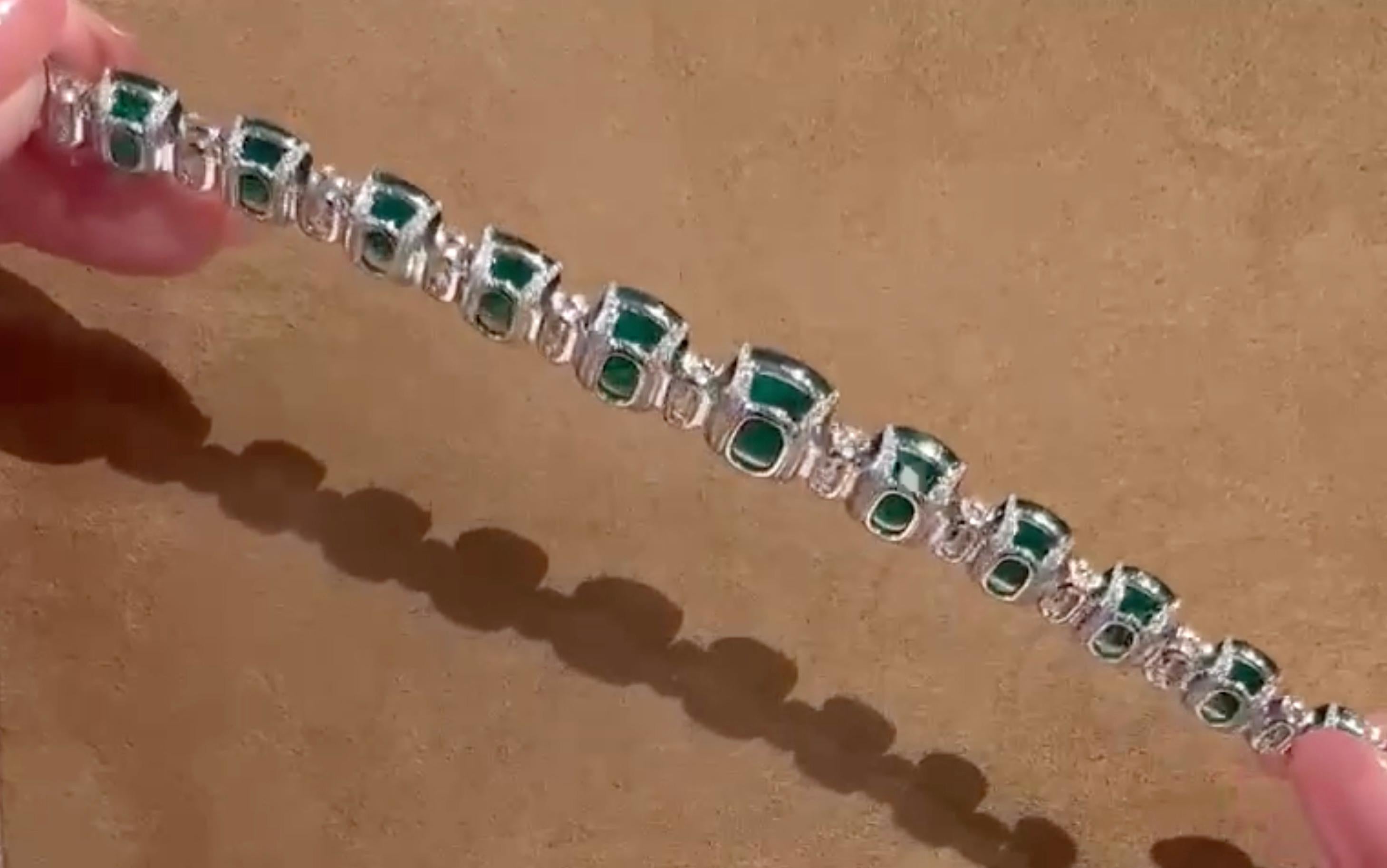 Esmeralda colombiana y pulsera de diamantes GIA en oro blanco de 18 quilates, certificado Gübelin en Excelente estado para la venta en New York, NY