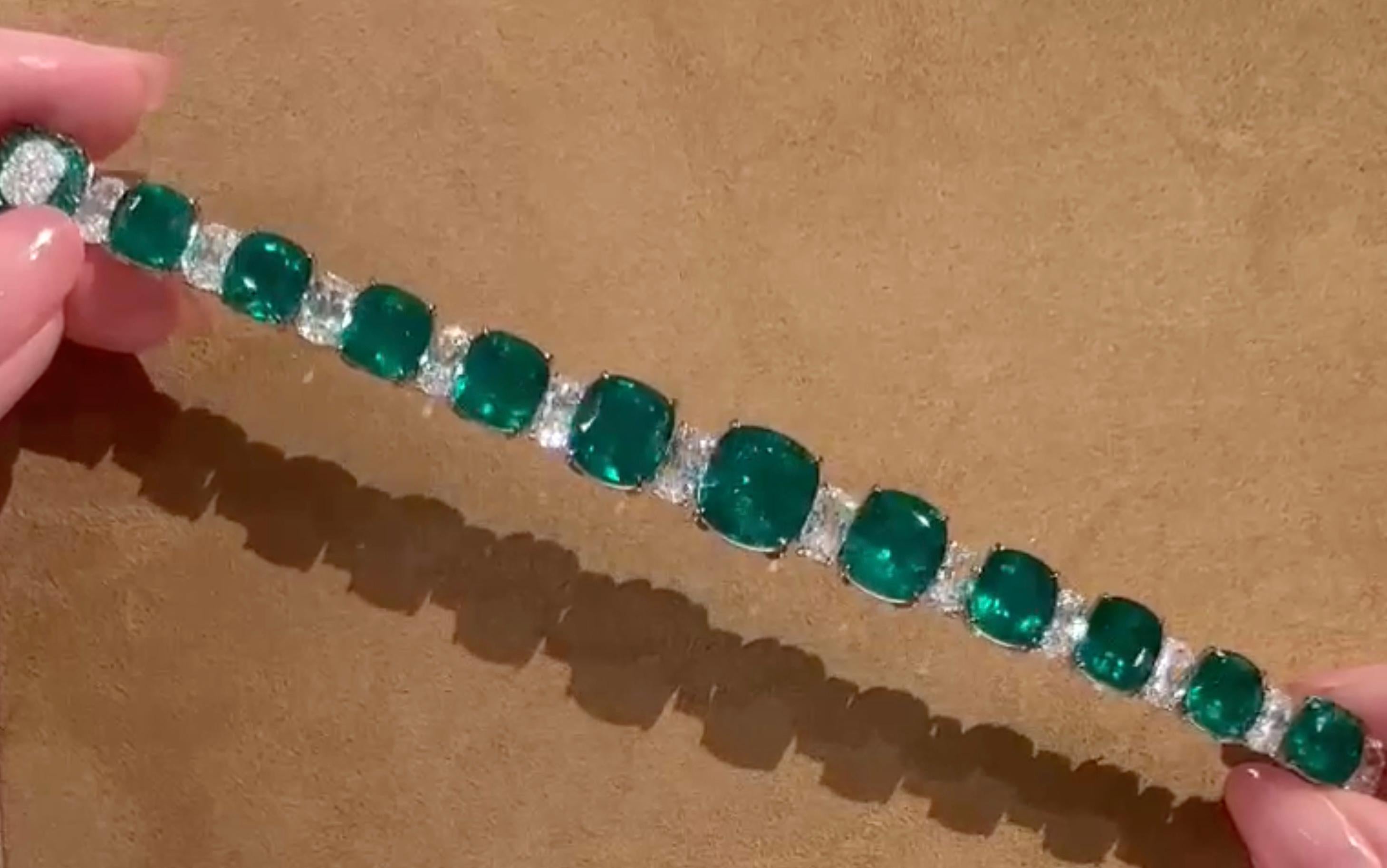 Esmeralda colombiana y pulsera de diamantes GIA en oro blanco de 18 quilates, certificado Gübelin en venta 1