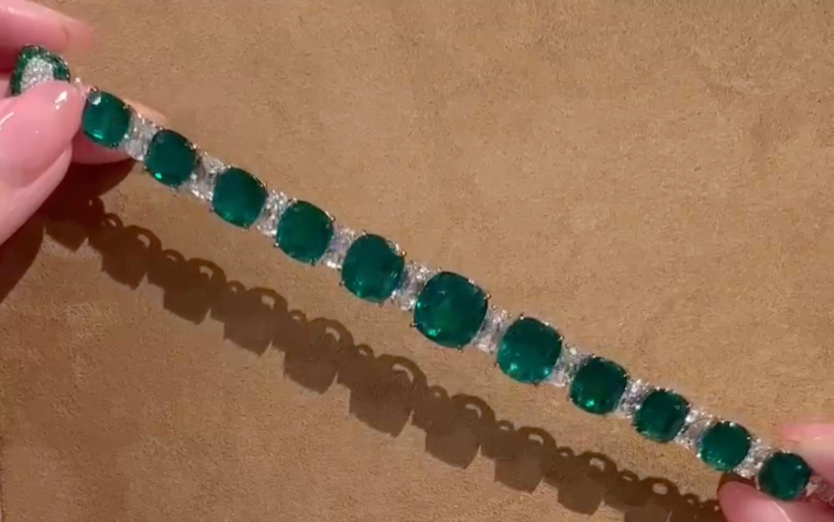 Esmeralda colombiana y pulsera de diamantes GIA en oro blanco de 18 quilates, certificado Gübelin en venta 2