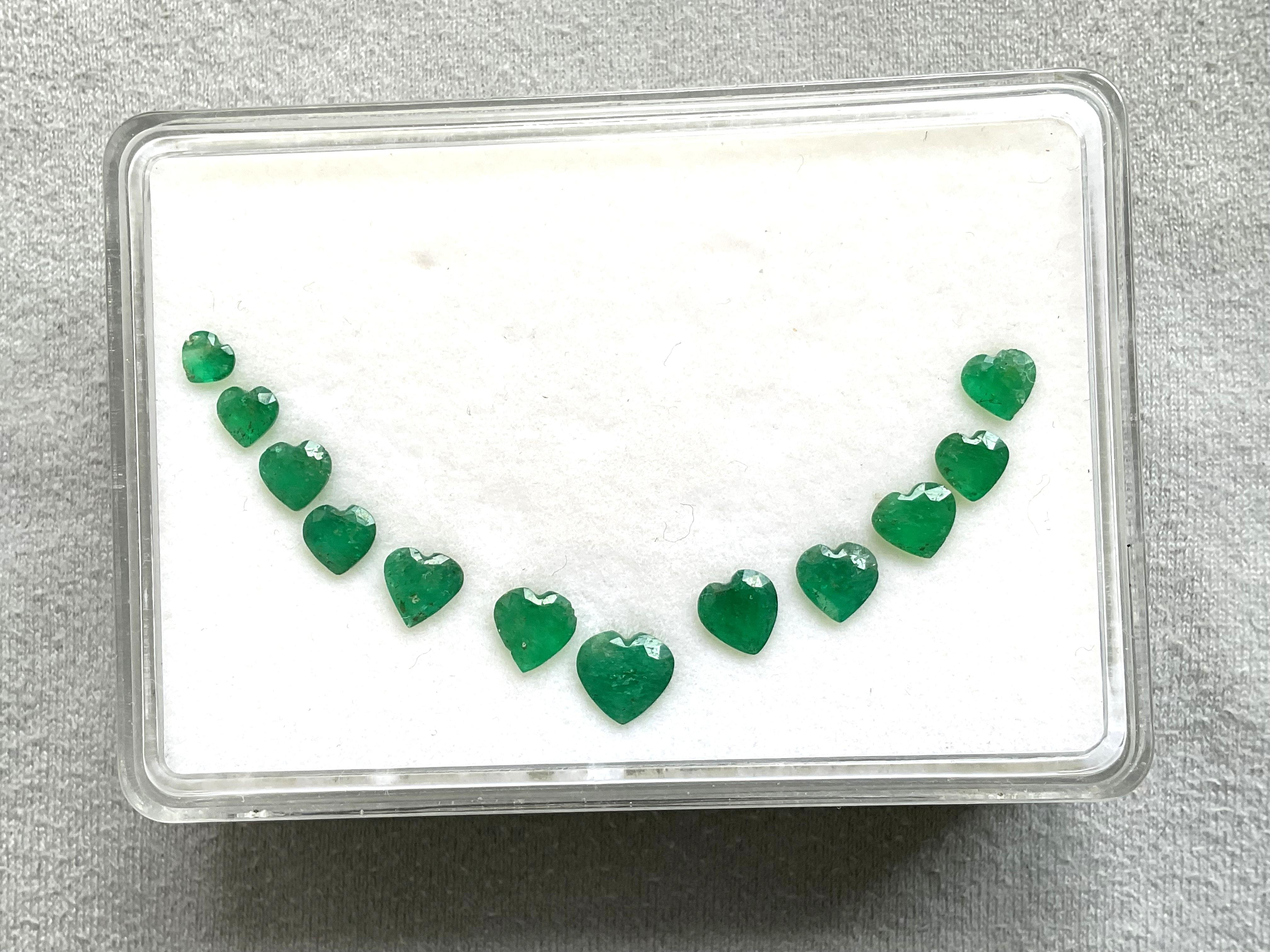 Women's or Men's Colombian Emerald Heart Layout 7.65 Carats Cutstone For Jewellery Natural Gems For Sale