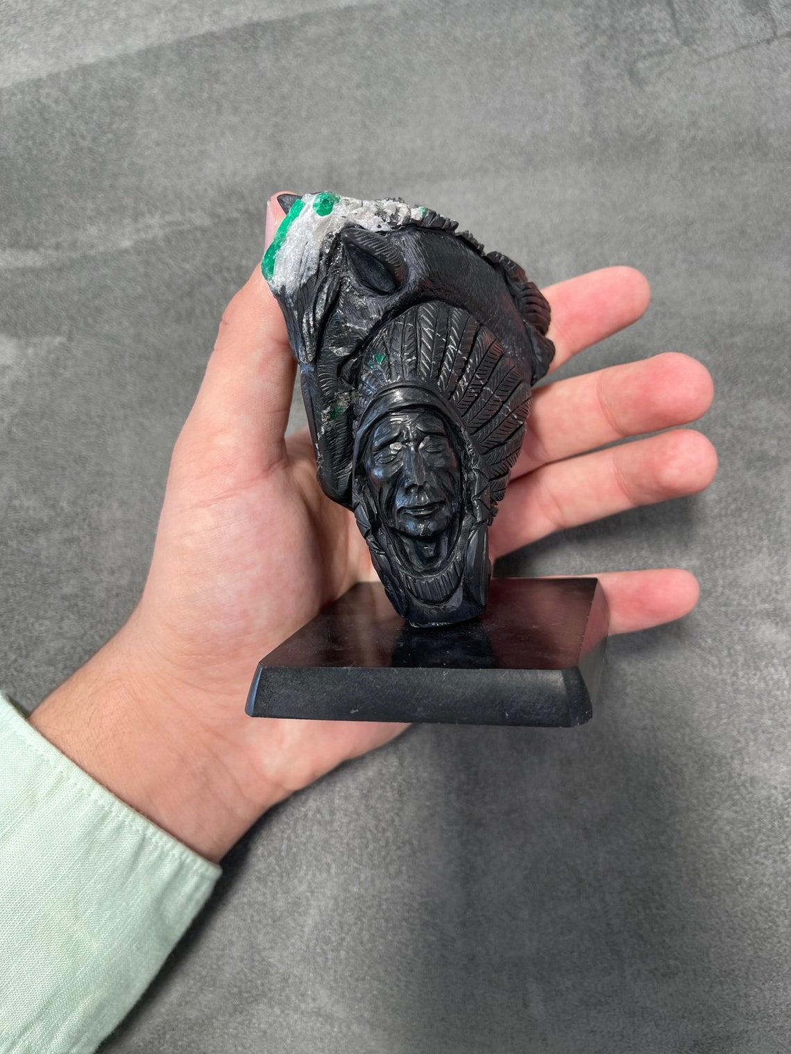 Sculpture de cheval colombien en émeraude et de cristal brut d'Inde en vente 1