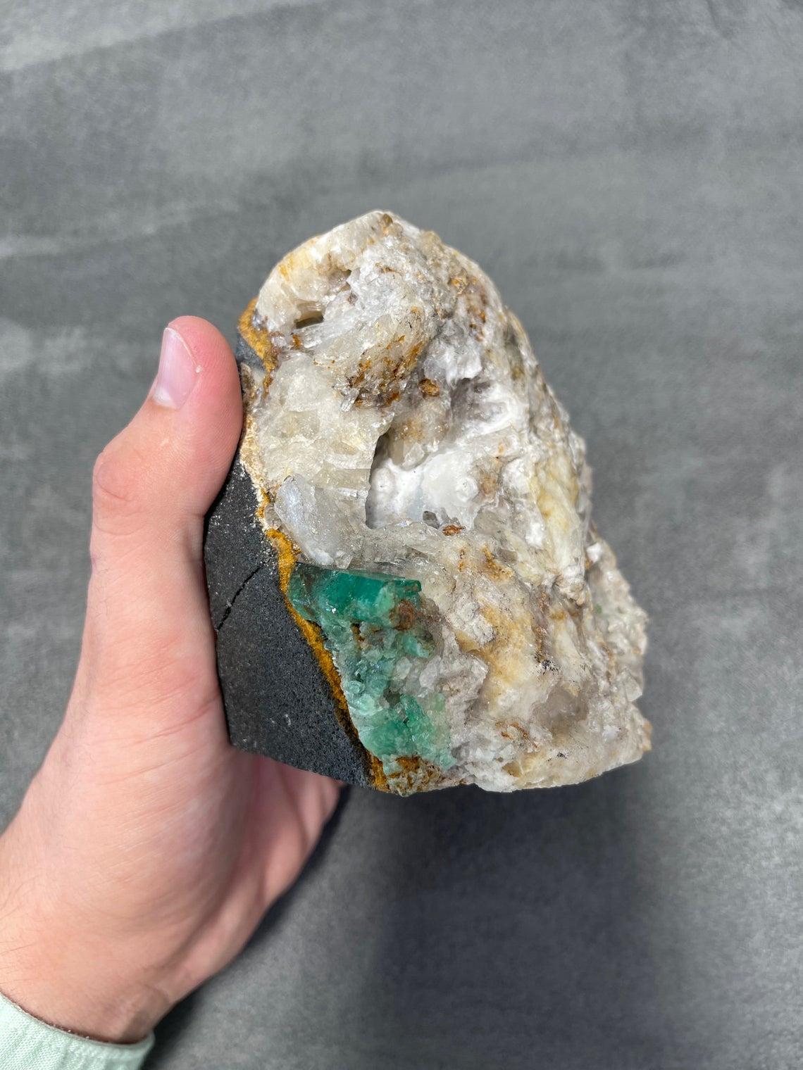 Colombian Emerald Matrix Rough Crystal Sculpture In New Condition For Sale In Jupiter, FL