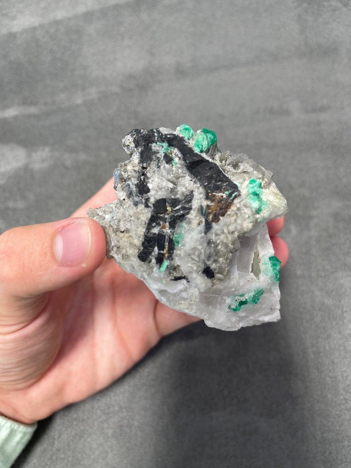 Colombian Emerald Matrix Rough Crystal Sculpture In New Condition For Sale In Jupiter, FL