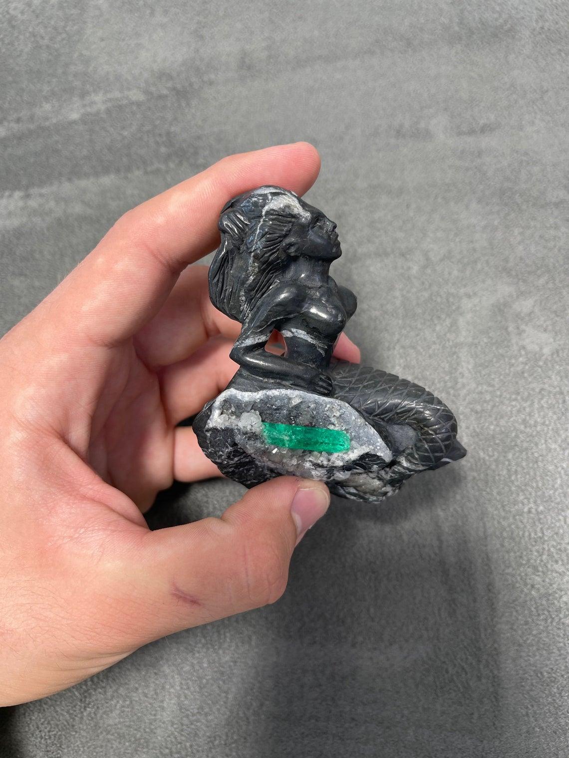 Sculpture de sirène colombienne en cristal brut émeraude en vente 2