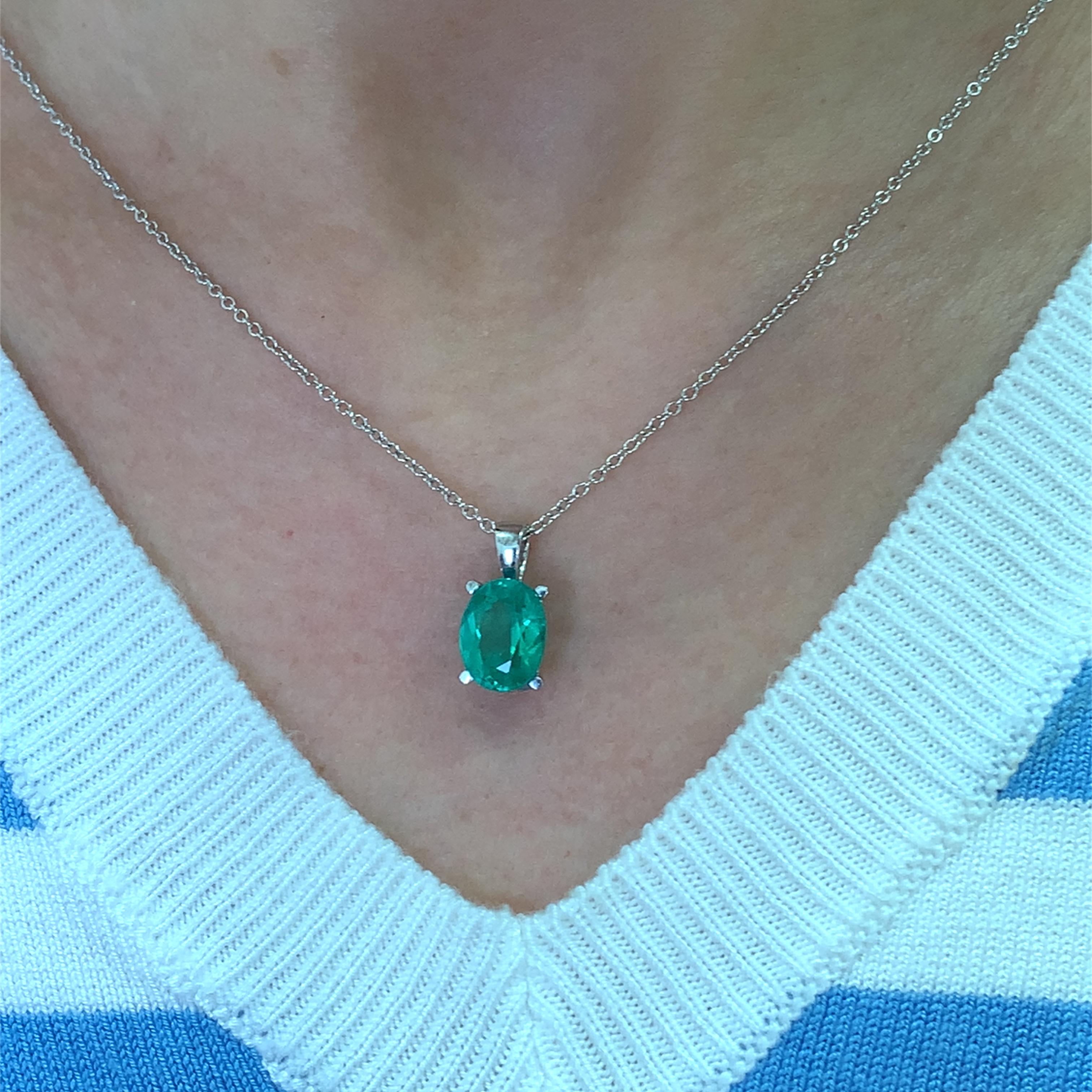 Questa splendida collana con ciondolo a forma di smeraldo di 2,70 carati, che misura circa 11/8 mm, presenta una gemma verde smeraldo dal taglio ovale, elegantemente incastonata in una catena d'argento in oro bianco 18 carati. Perfetto per
