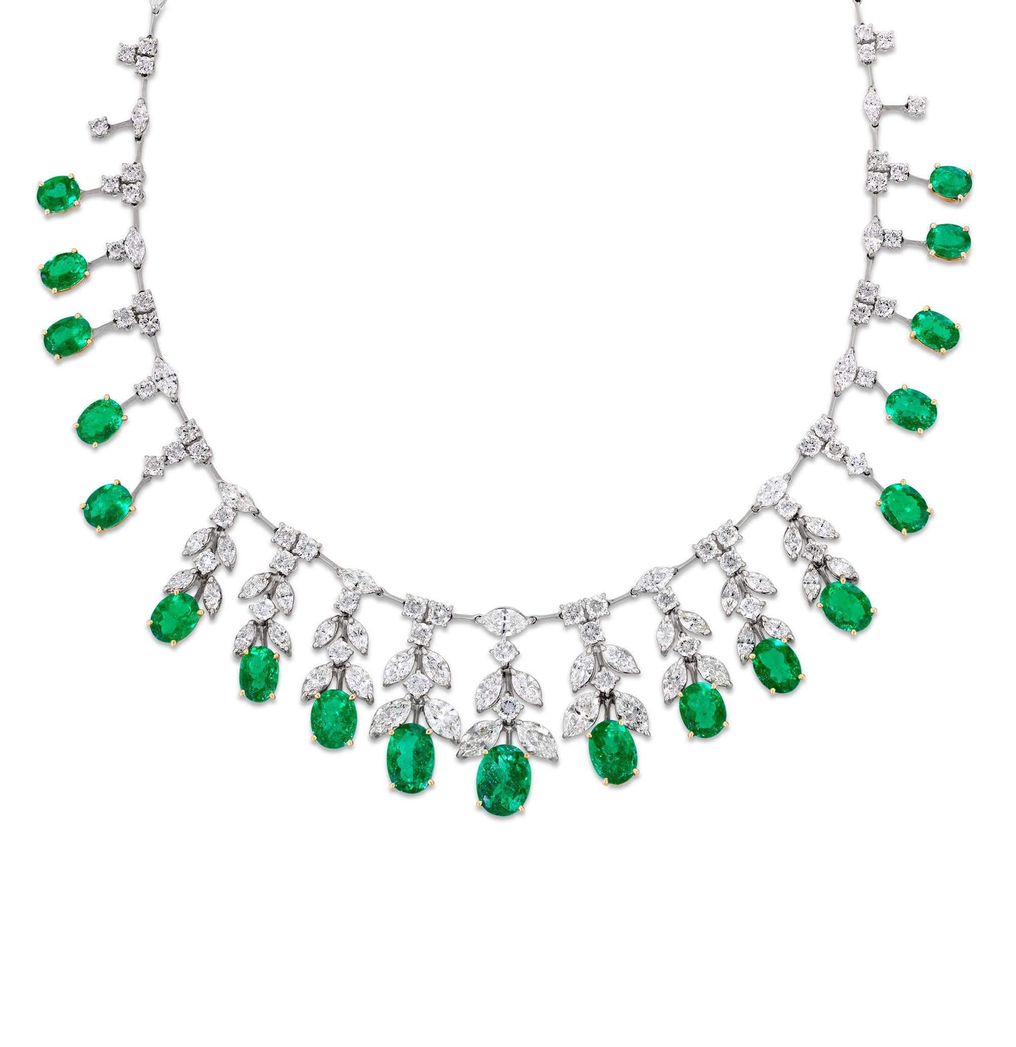 Ce collier exquis comprend 19 émeraudes exceptionnelles de forme ovale, totalisant 24,37 carats, chacune certifiée par C.I.C. pour son grade d'excellente qualité. Présentant des teintes vertes vives et une clarté transparente très recherchée, les