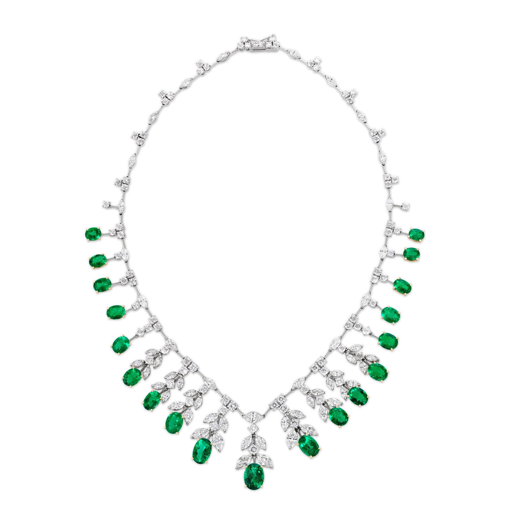 Taille ovale Collier d'émeraudes de Colombie, 24,37 carats en vente