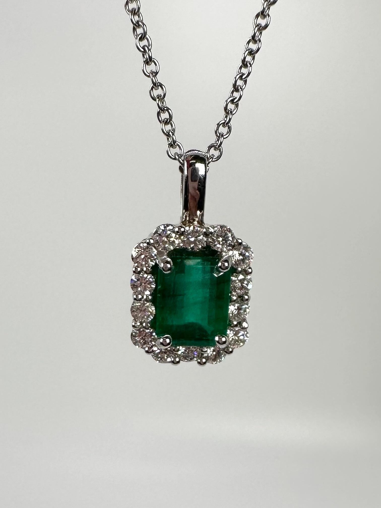 Kolumbianische Smaragd-Halskette Modernes Design zertifizierter Smaragd Edelstein Seltener 14kt (Rundschliff) im Angebot