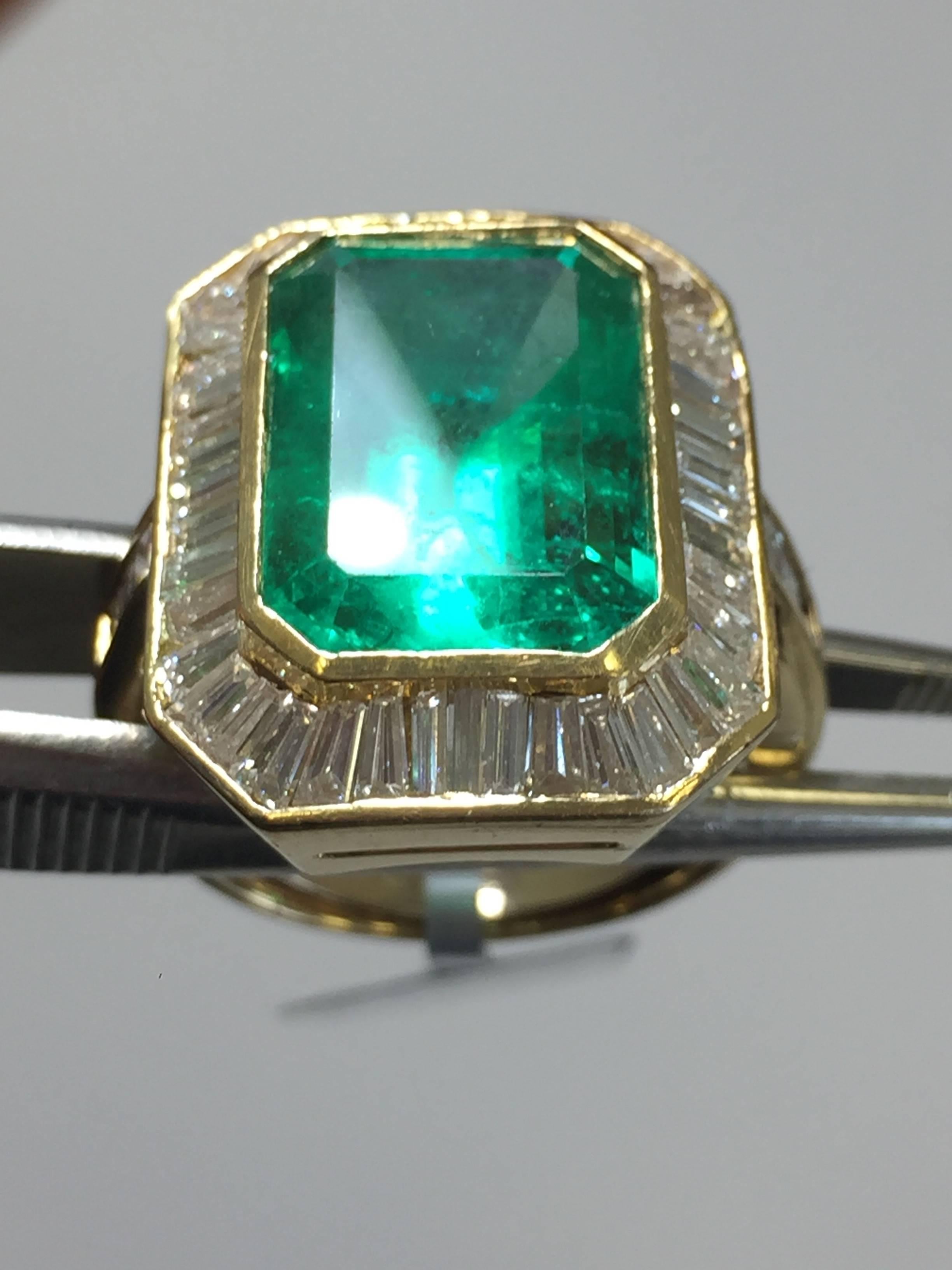 Colombian Emerald Octagon and Diamond Cocktail Ring in 18 Karat Yellow Gold In New Condition In Los Angeles, CA