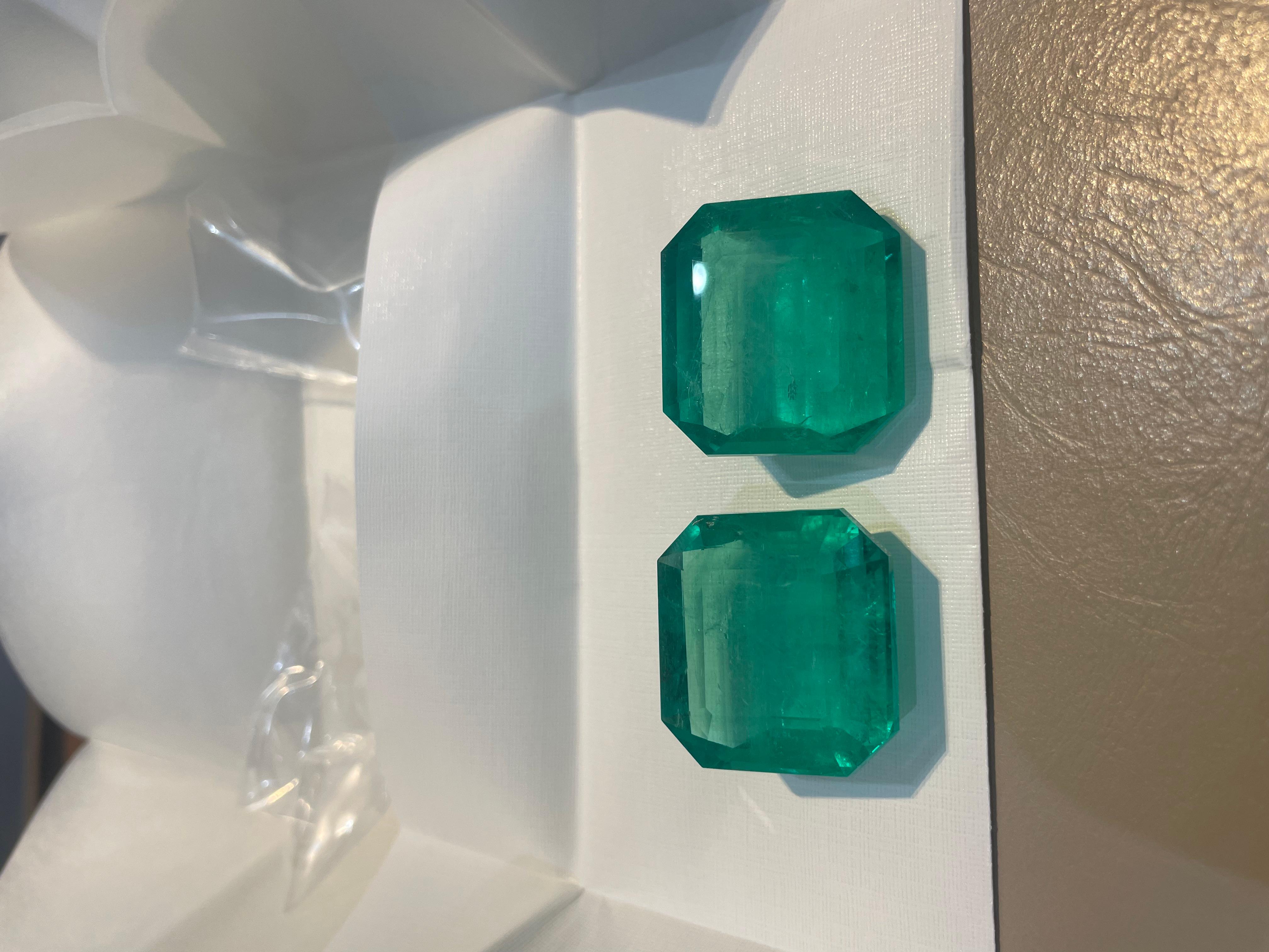 Dieses außergewöhnliche Paar kolumbianischer Smaragde mit einem Gesamtgewicht von 149,95 Karat ist ein Meisterwerk an natürlicher Schönheit und handwerklichem Können. Im klassischen achteckigen Stufenschliff geschliffen, verkörpern diese Steine das