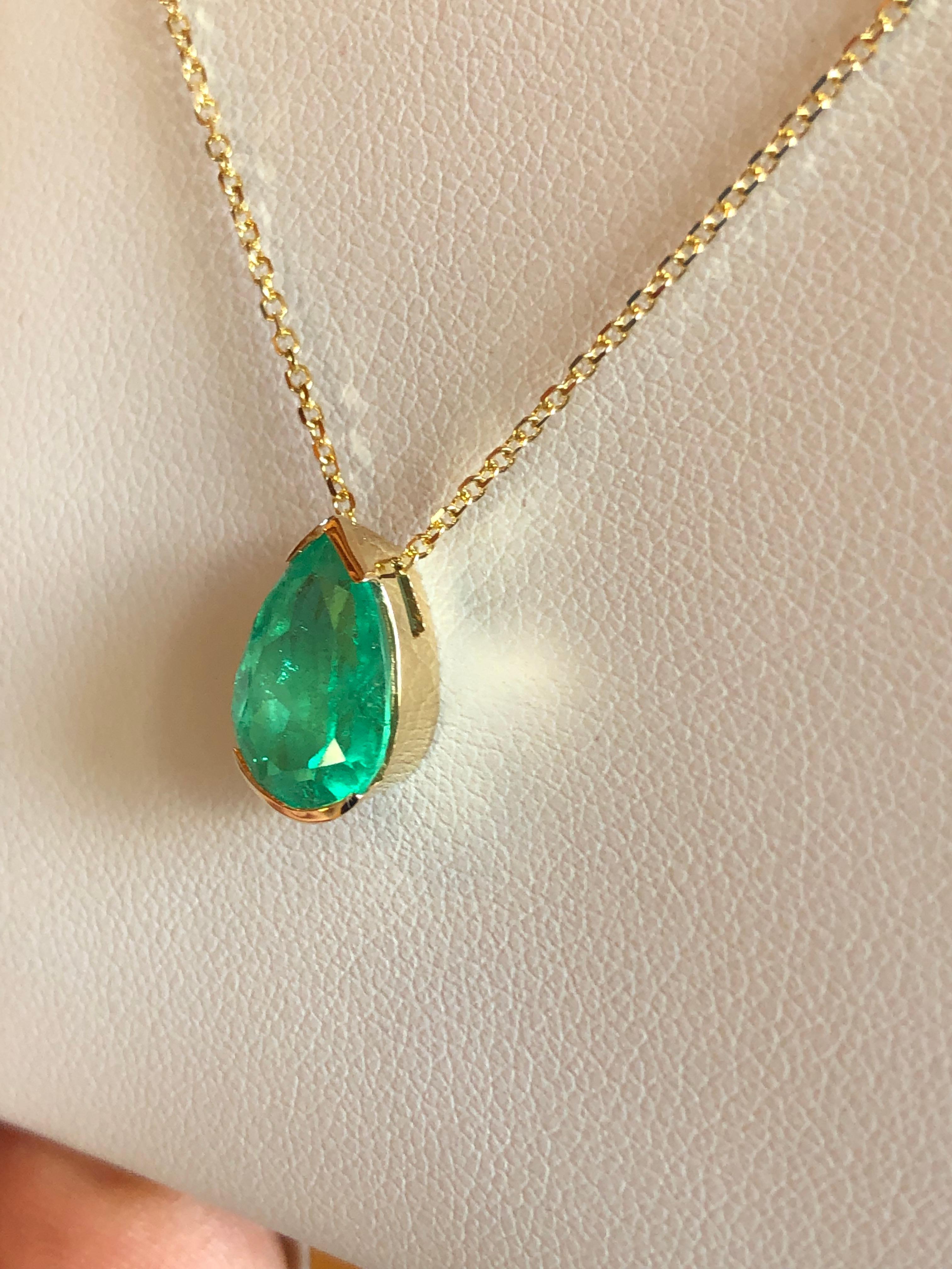 Emeralds Maravellous 3.00 Carat Colombian Emerald Pear Drop Pendant Necklace 18K For Sale 1