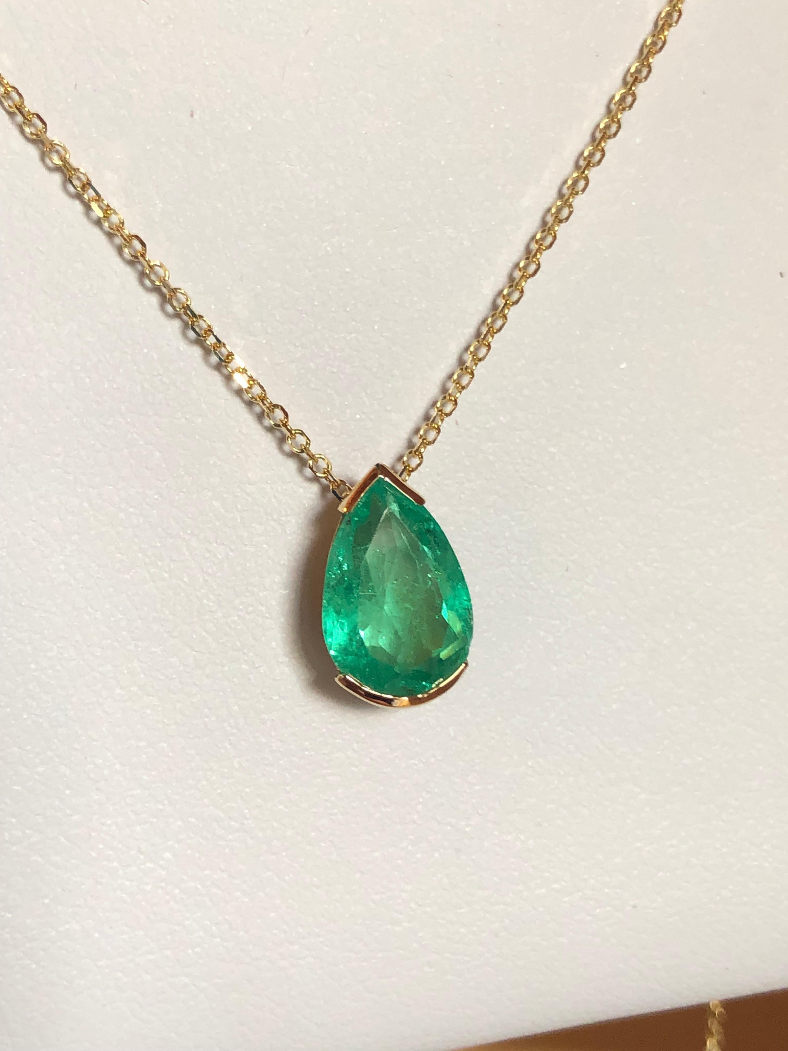 Emeralds Maravellous 3.00 Carat Colombian Emerald Pear Drop Pendant Necklace 18K For Sale 2