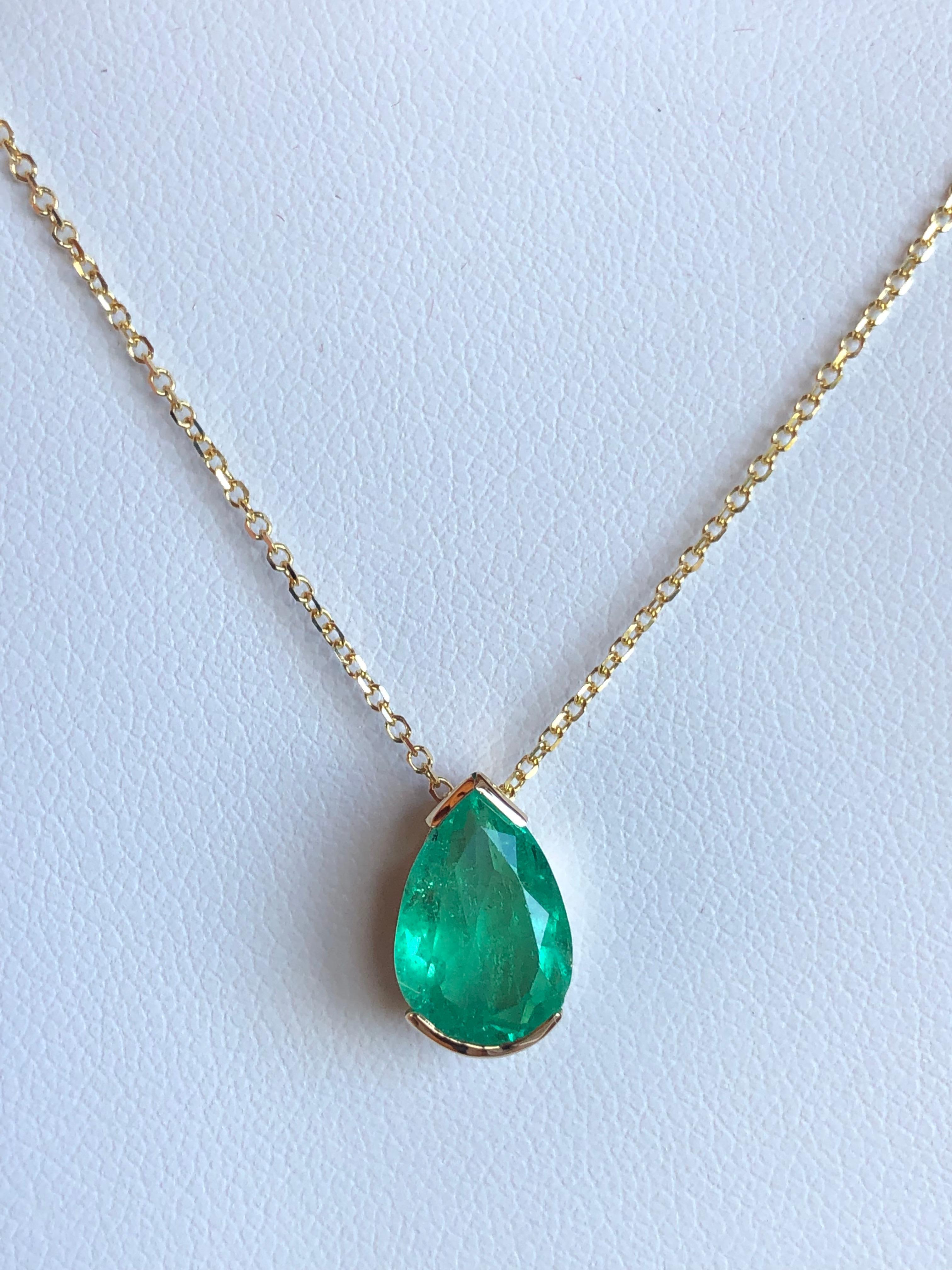 Contemporary Emeralds Maravellous 3.00 Carat Colombian Emerald Pear Drop Pendant Necklace 18K For Sale