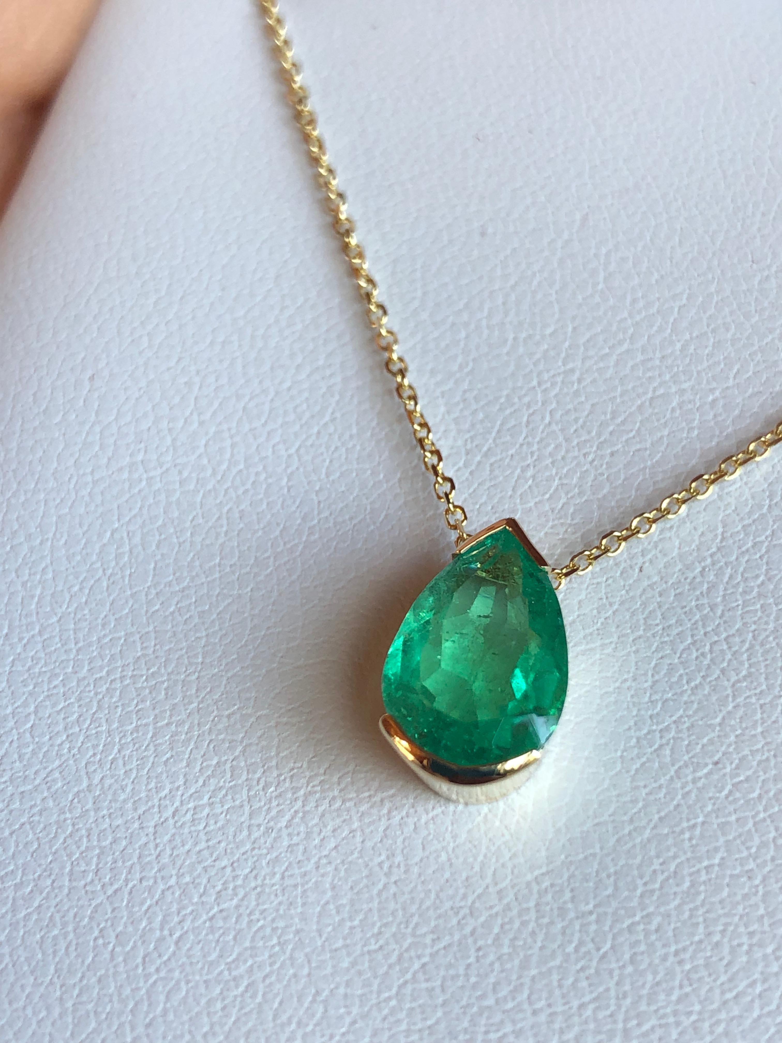 Women's or Men's Emeralds Maravellous 3.00 Carat Colombian Emerald Pear Drop Pendant Necklace 18K For Sale