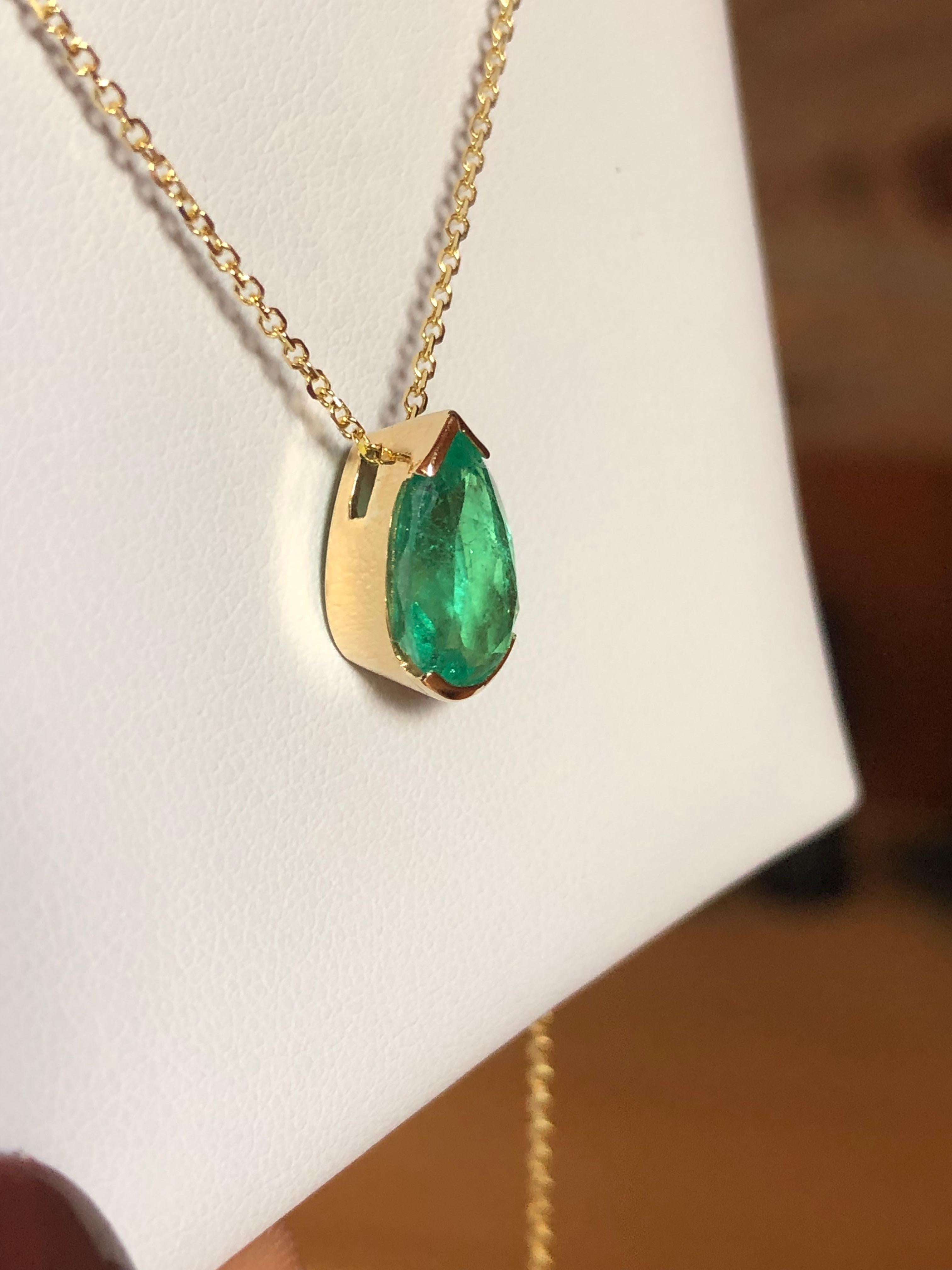 Natürlicher, feiner kolumbianischer Smaragd Tropfenanhänger in einer 18 Karat Goldfassung - entworfen, um die spektakuläre Brillanz und die schöne mittelgrüne Farbe sowie die exzellente Transparenz dieses prächtigen Edelsteins zu zeigen.  -