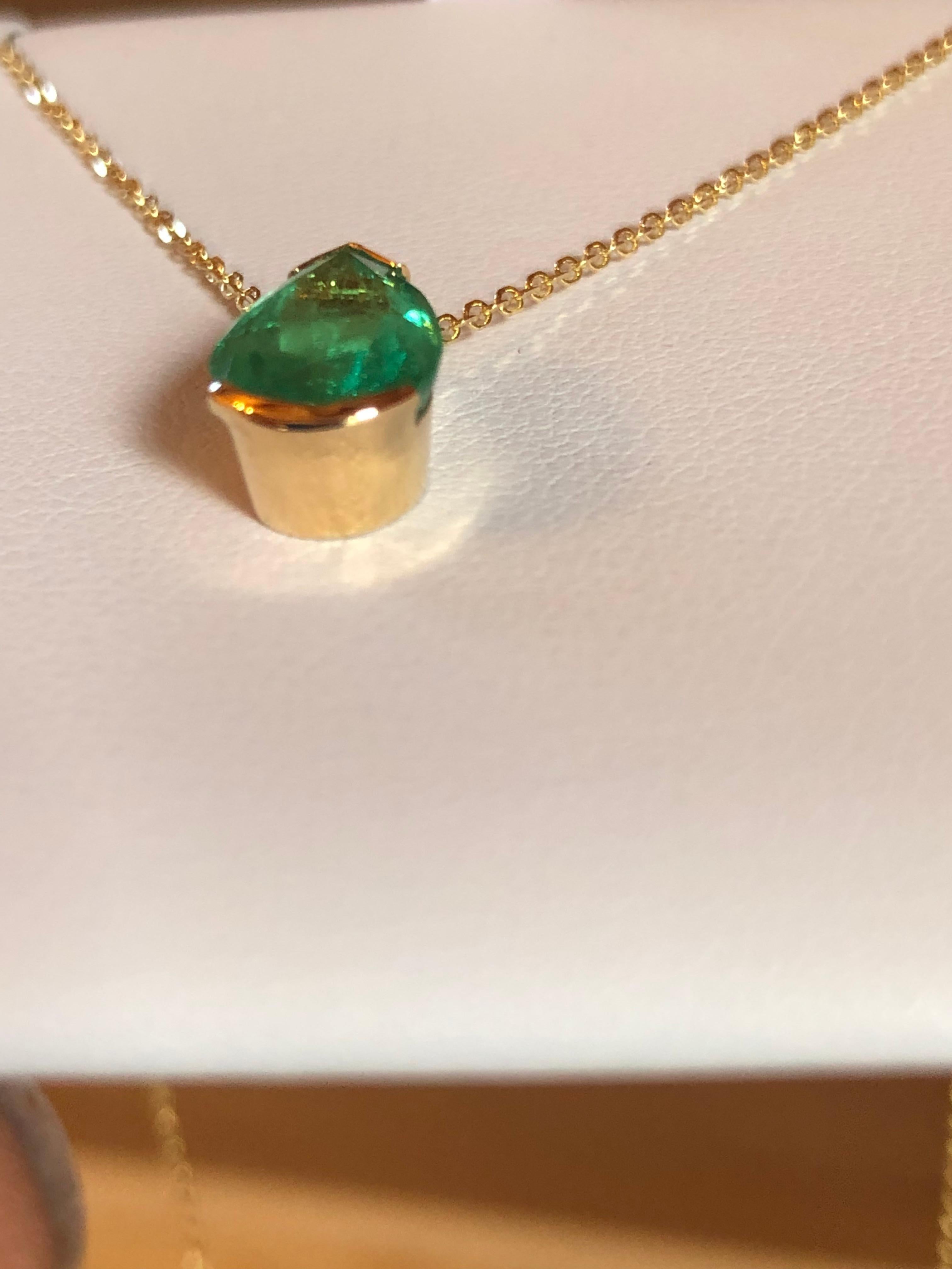 Pear Cut Emeralds Maravellous 3.00 Carat Colombian Emerald Pear Drop Pendant Necklace 18K For Sale
