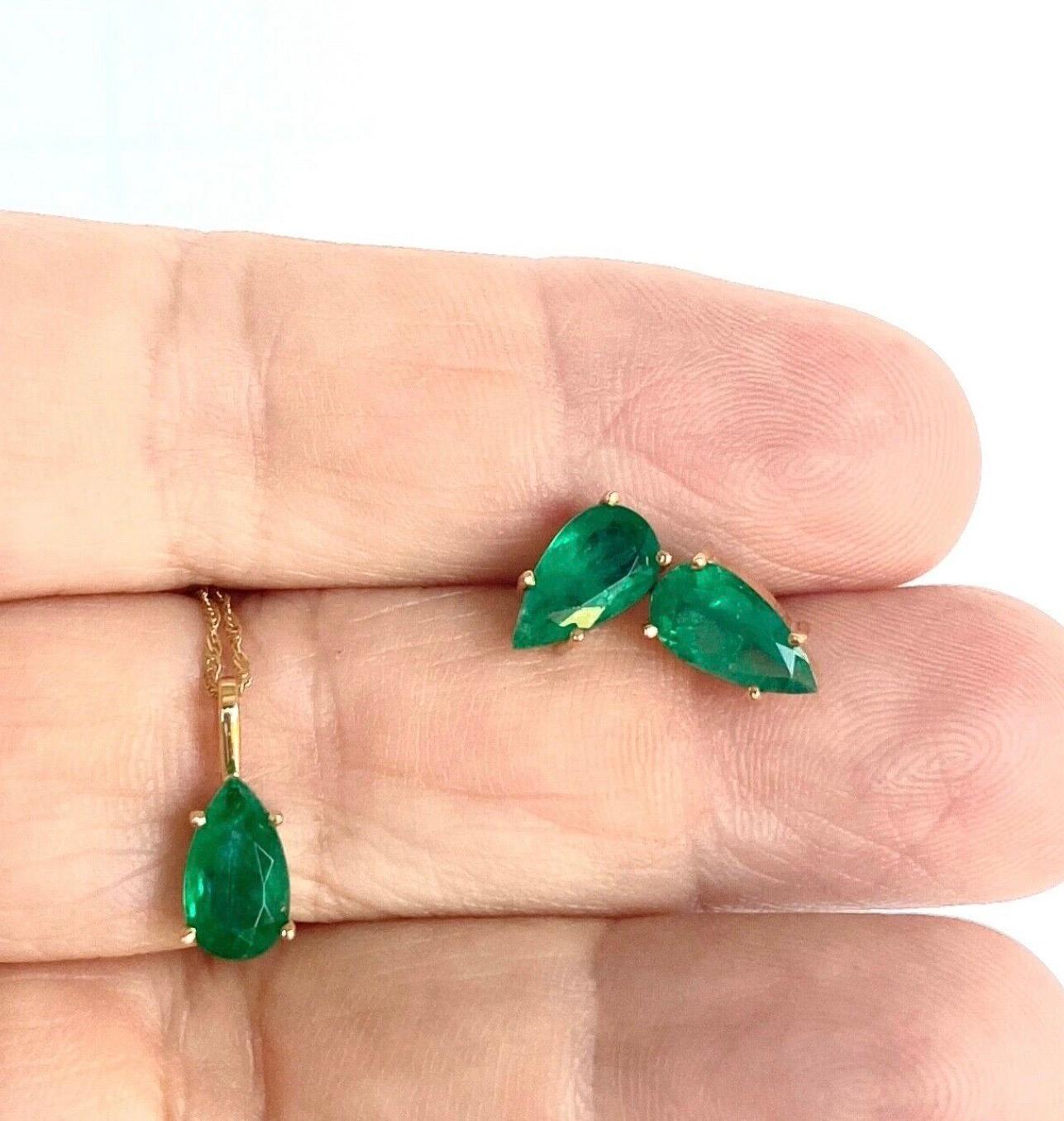 Absolutely gorgeous quality Colombian emeralds set. Pendant, and earrings AAA color and quality Colombian Natural Emeralds Set in 18K Yellow Gold!

Stud Earrings:
Natural AAA Medium Green Emerald
Pear-Cut
Earrings Weight 2.60 carat
Push