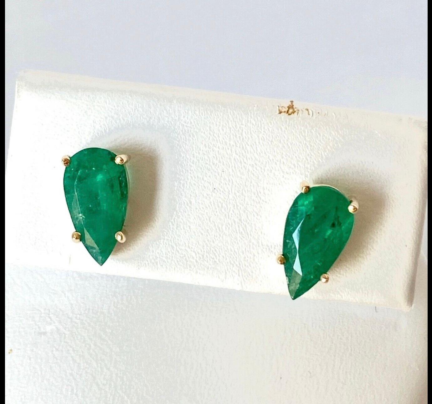 Artisan Colombian Emerald Pendant and Earrings Set Pear Cut 18K Gold For Sale