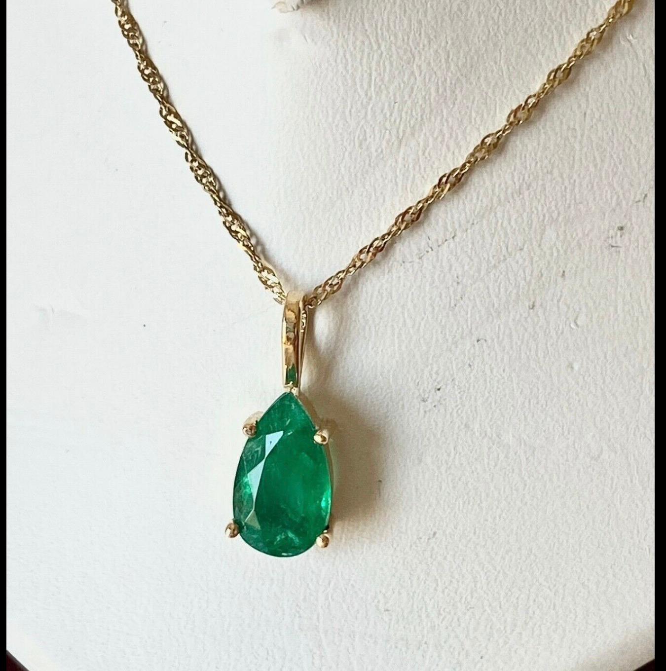Women's or Men's Colombian Emerald Pendant and Earrings Set Pear Cut 18K Gold For Sale